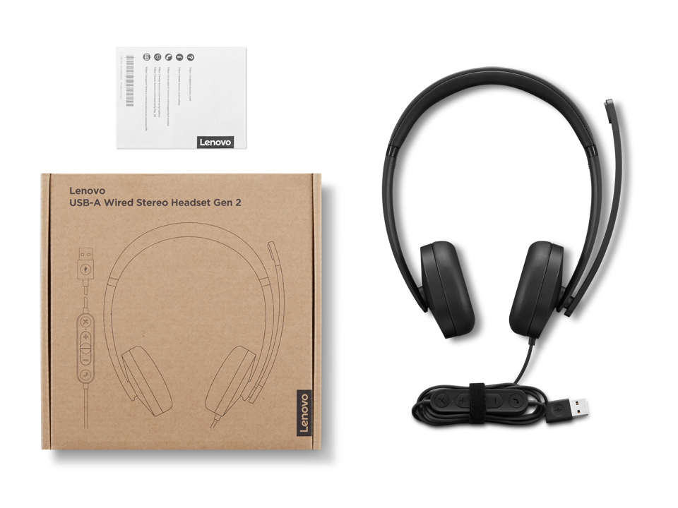Ein Lenovo USB-A kabelgebundenes Stereo-Headset, Gen 2, liegt auf einer weißen Oberfläche. Die Box und ein kleines Papier sind ebenfalls sichtbar.