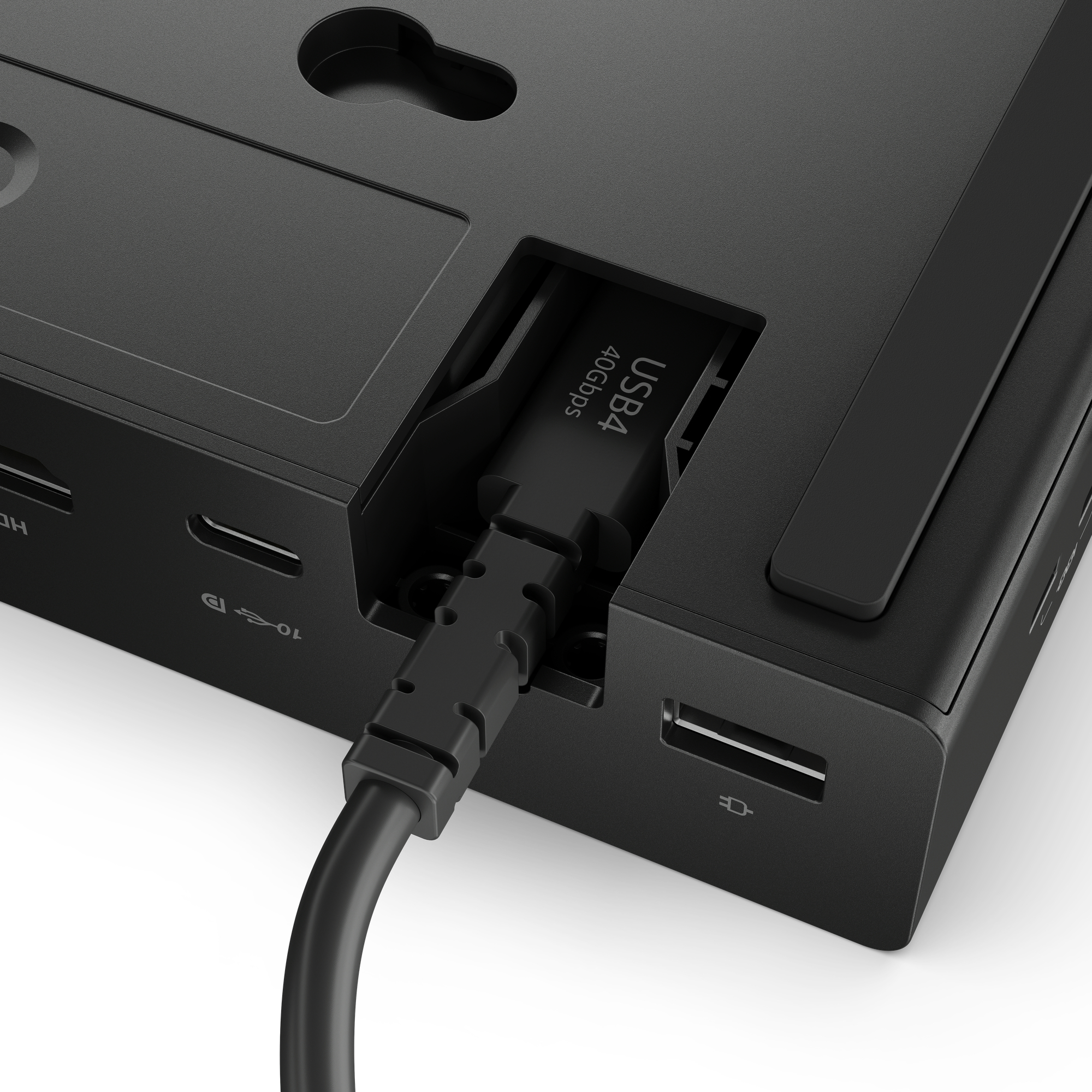 Nahaufnahme eines schwarzen USB-C-Hubs mit angeschlossenem Kabel. Der Hub hat mehrere Anschlüsse, darunter HDMI und USB4.