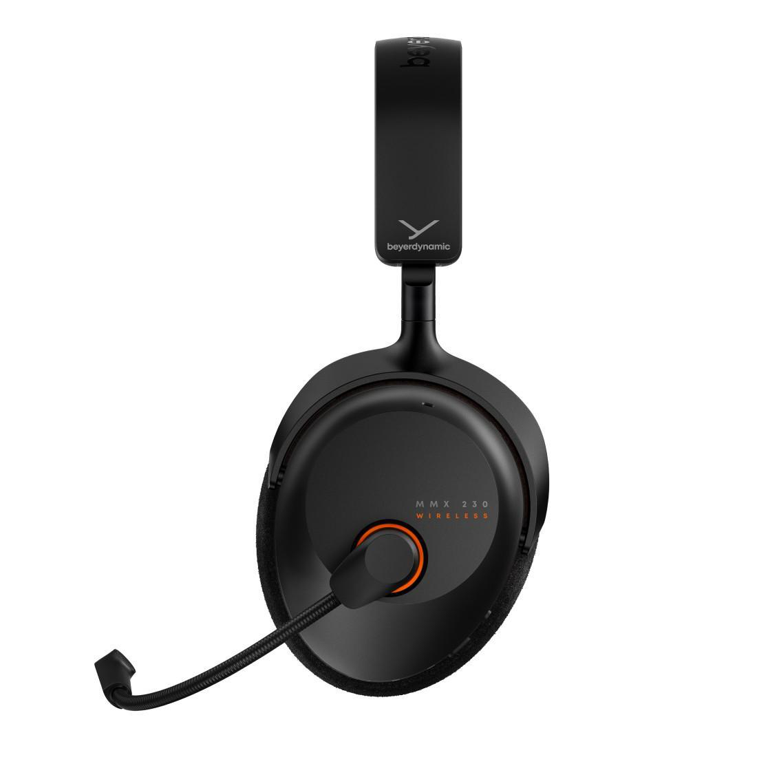 Schwarzes Beyerdynamic MMX 230 Wireless-Headset mit orangefarbenen Akzenten, Mikrofon und Logo. Das Headset steht vor weißem Hintergrund.