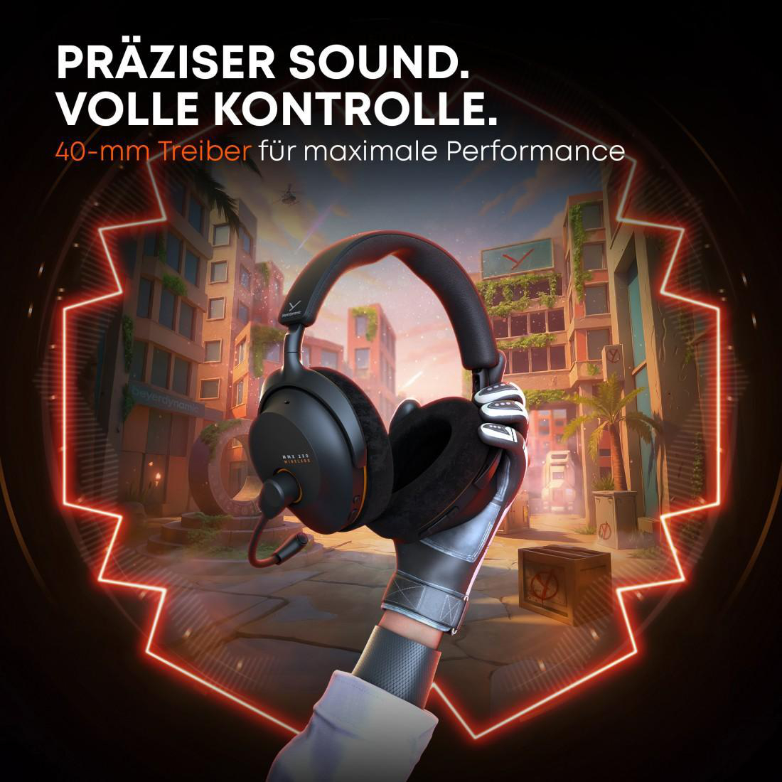 Eine Hand hält ein schwarzes Gaming-Headset mit orangefarbenen Akzenten. Der Hintergrund zeigt eine futuristische Stadt mit roten Linien.