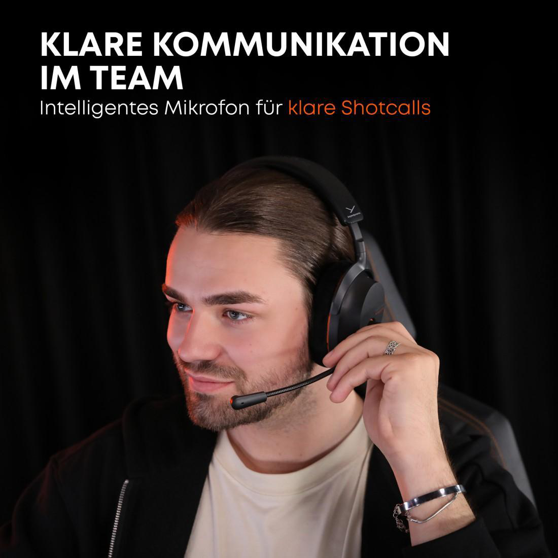 Ein Mann mit Headset und Mikrofon. Der Hintergrund ist dunkel. Text: 'Klare Kommunikation im Team'.