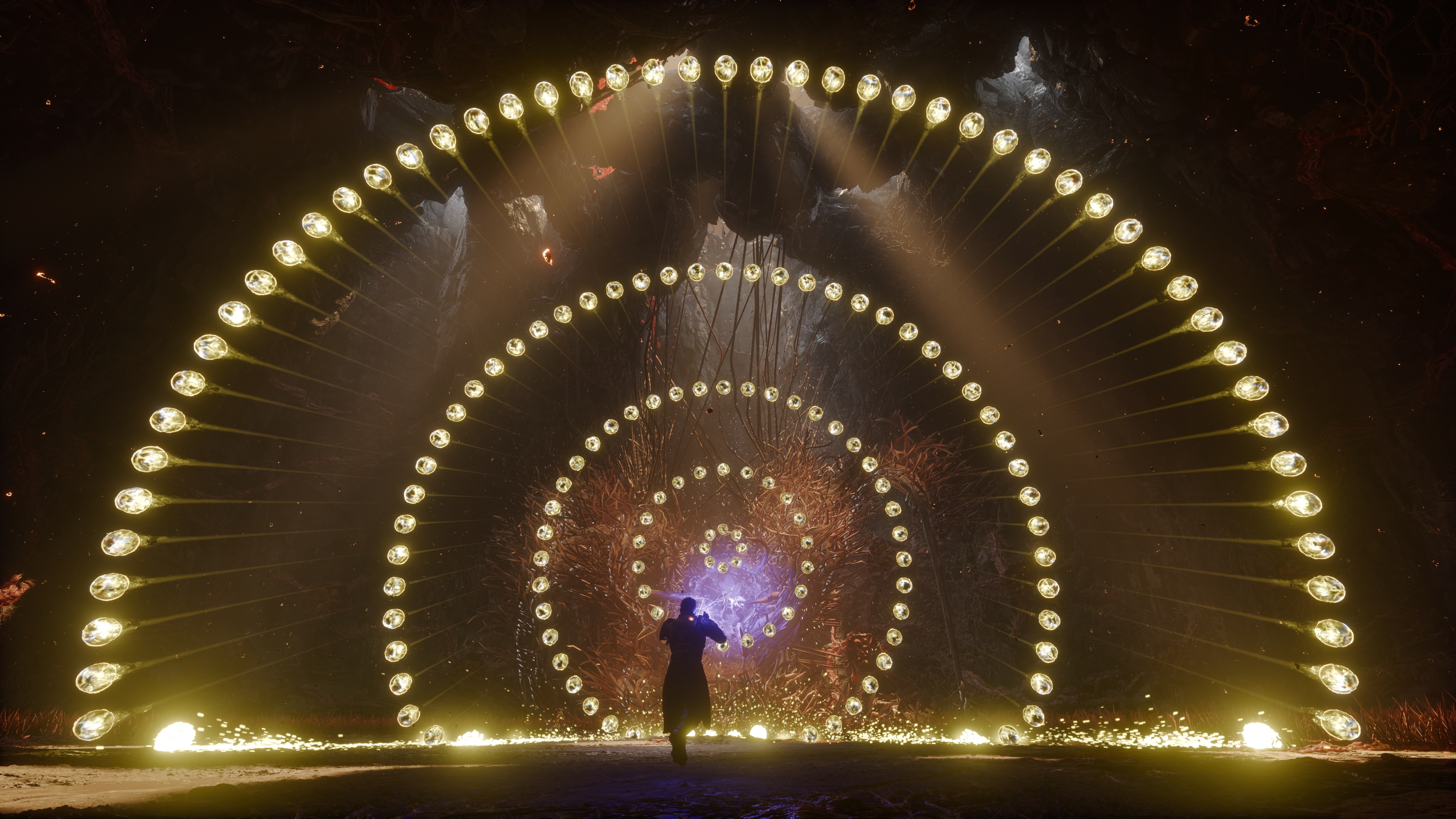 Eine Person steht vor einem leuchtenden Portal mit Lichtern. Die Szene ist dunkel, mit einem höhlenartigen Hintergrund.