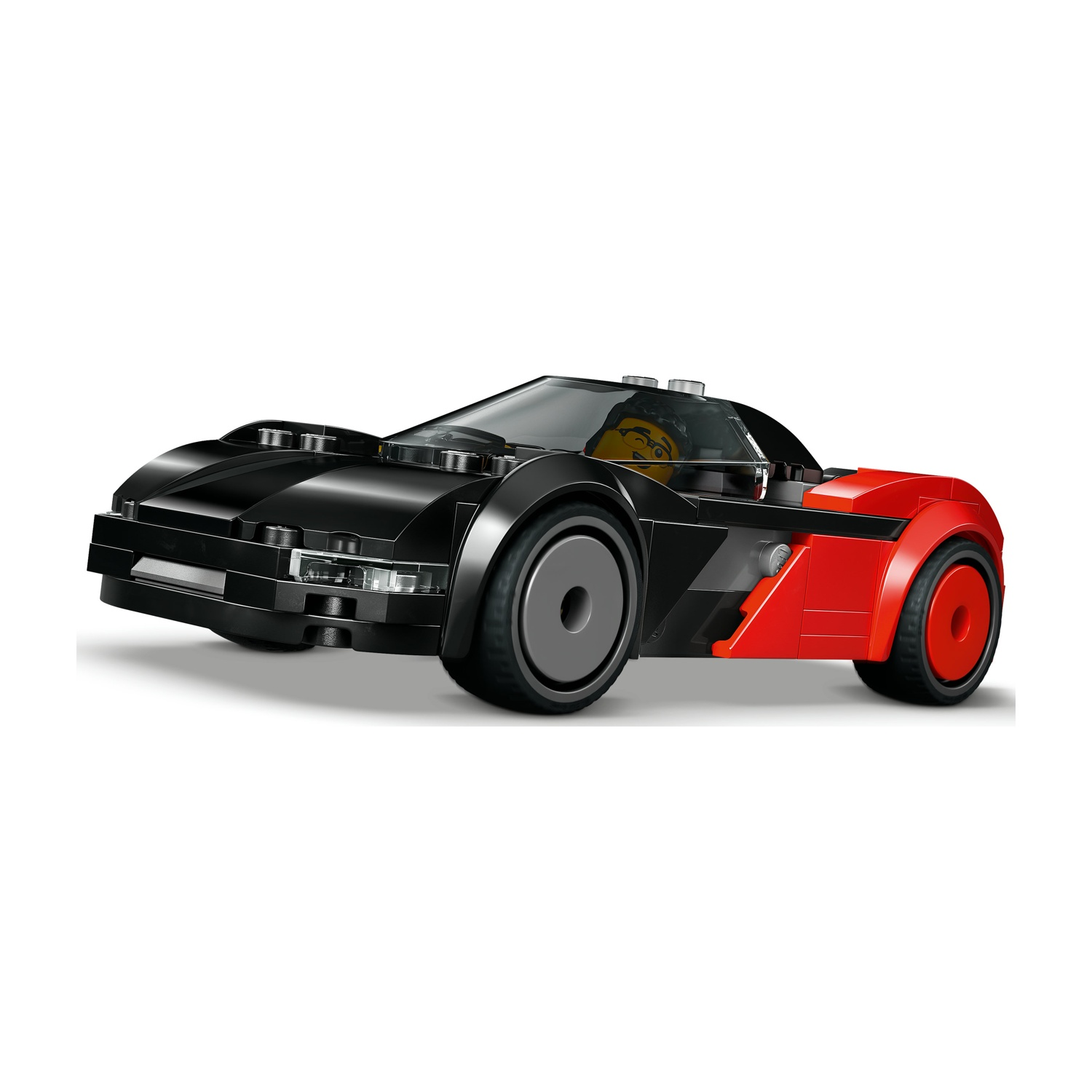 Un'auto sportiva Lego nera e rossa. La parte anteriore è nera, la parte posteriore è rossa. Un conducente è visibile all'interno.