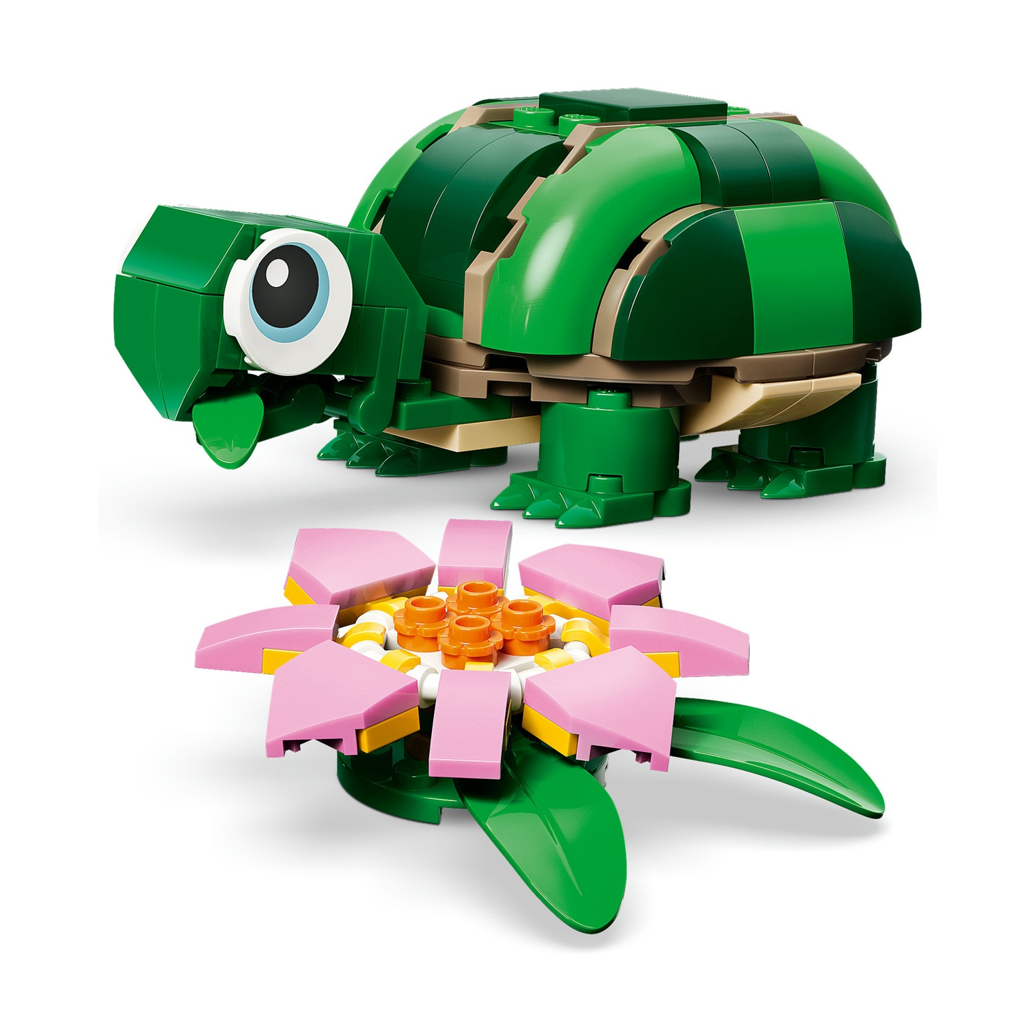 Una tartaruga Lego verde e un fiore Lego con petali rosa e foglie verdi sono esposti su sfondo bianco.