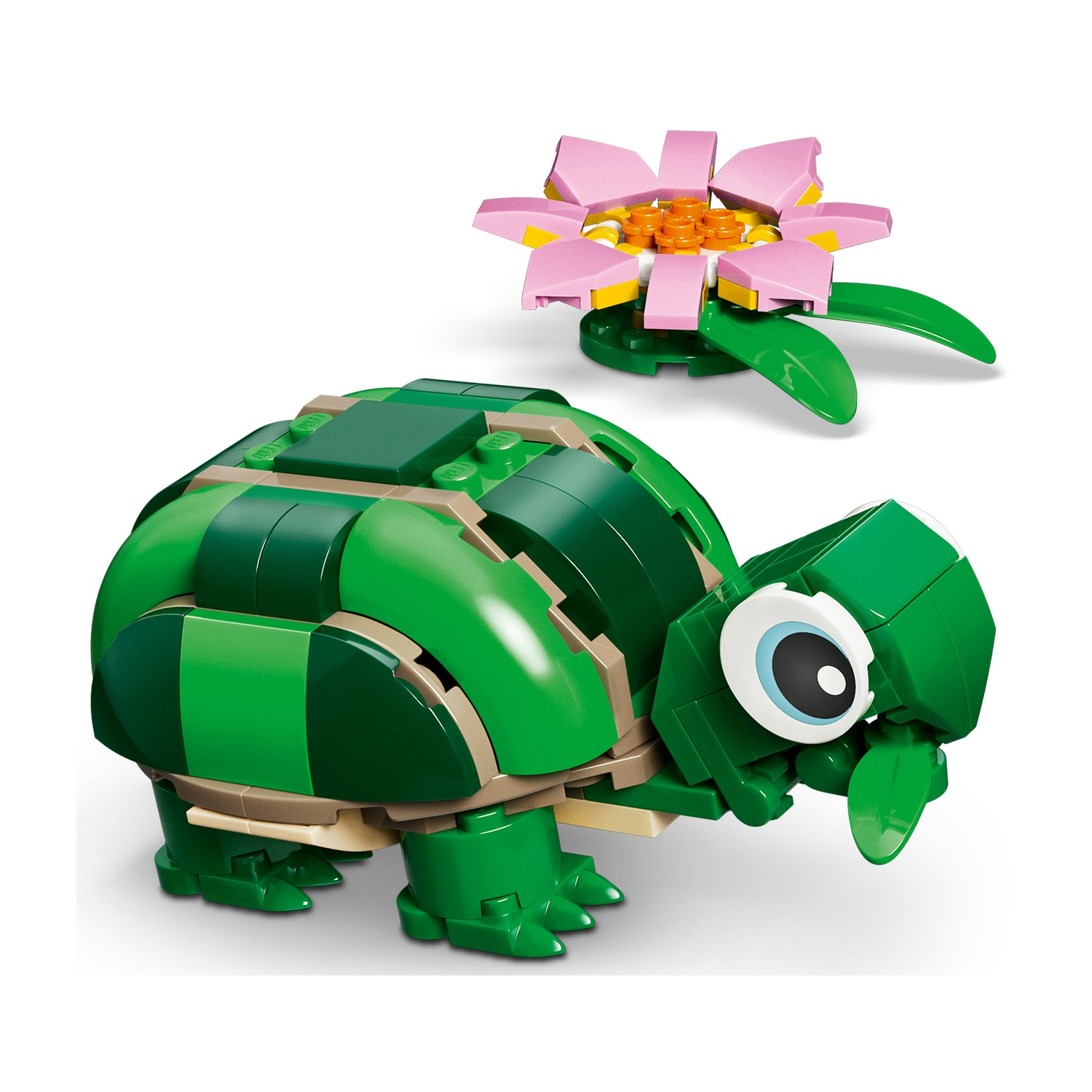 Una tartaruga Lego verde e un fiore Lego rosa su sfondo bianco. La tartaruga ha un occhio grande. Il fiore ha petali rosa.