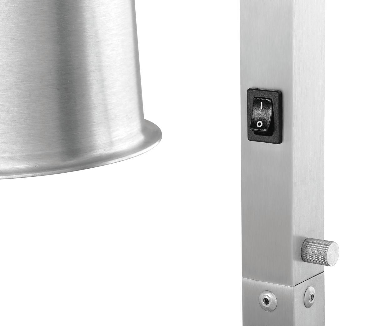 Nahaufnahme einer Metalllampe mit Schalter. Ein silberner Lampenschirm befindet sich links, der Schalter rechts an einer vertikalen Stütze.