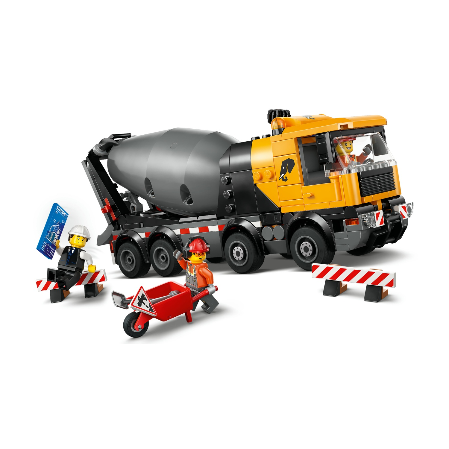 Scena di costruzione Lego. Autobetoniera, operai e carriola. Barriere di sicurezza e progetti presenti.