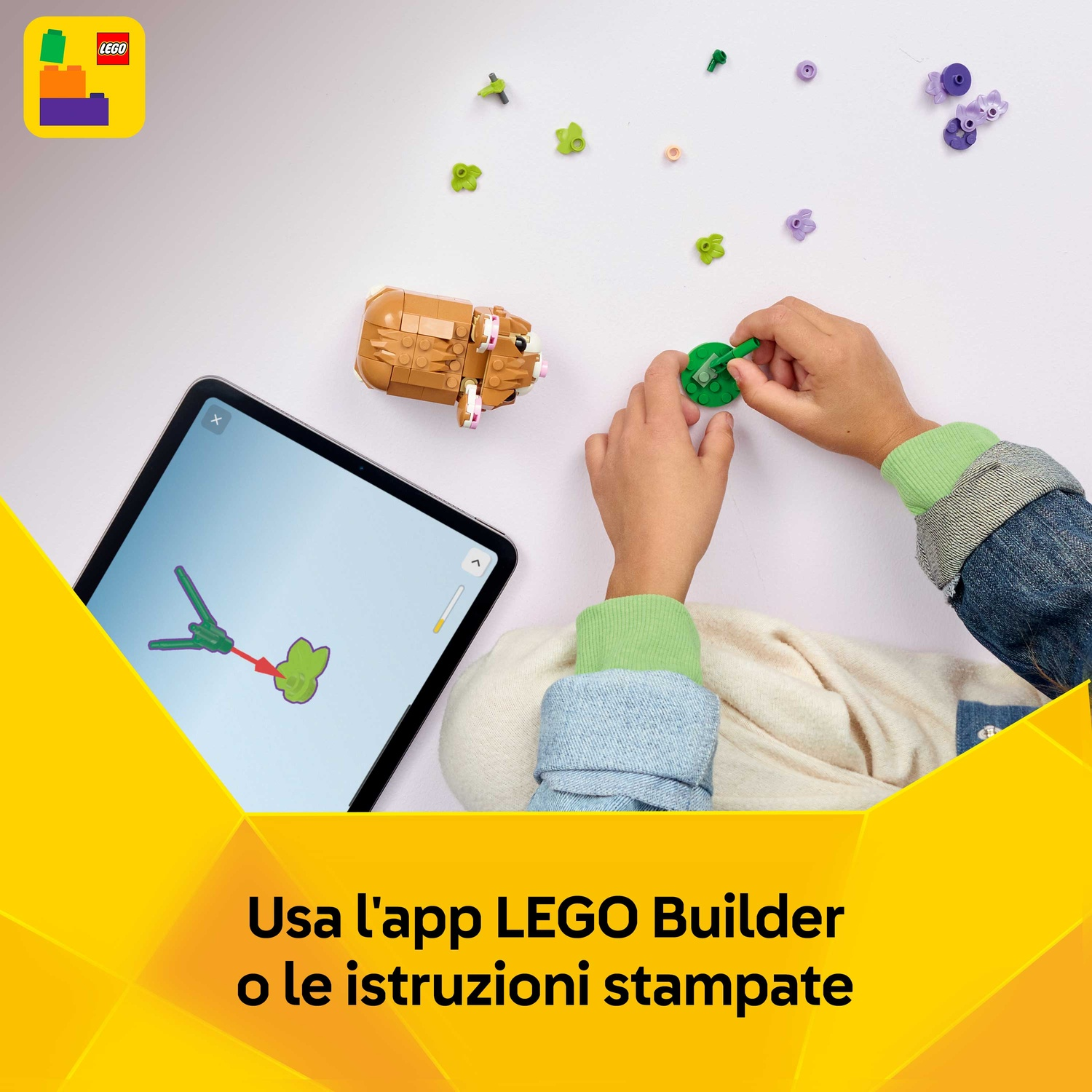 Un bambino sta assemblando un set LEGO, usando l'app. La scena include pezzi LEGO, un tablet che mostra le istruzioni e un animale LEGO marrone.