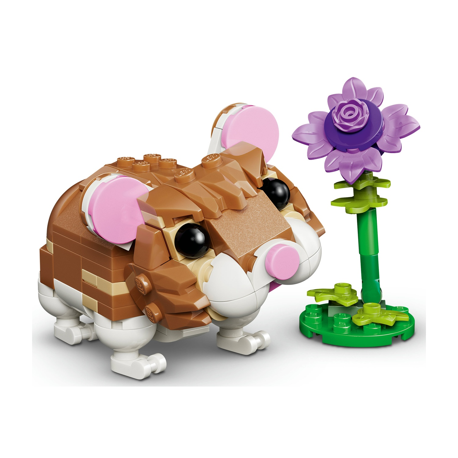 Un criceto Lego con corpo marrone e bianco, orecchie rosa. Accanto c'è un fiore Lego con petali viola e stelo verde.