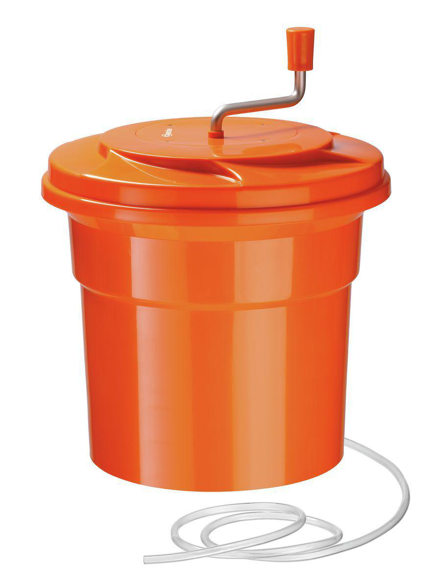 Eine orangefarbene Salatschleuder mit Griff und weißem Kabel. Sie hat einen zylindrischen Körper und einen Deckel.