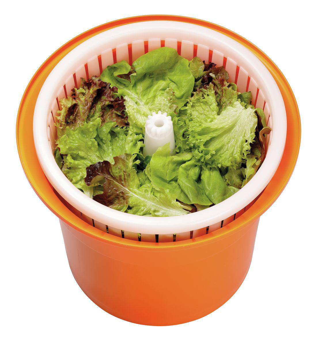 Salatschleuder mit Salat. Die Schleuder ist orange, weiß und hat ein weißes Zahnrad in der Mitte.