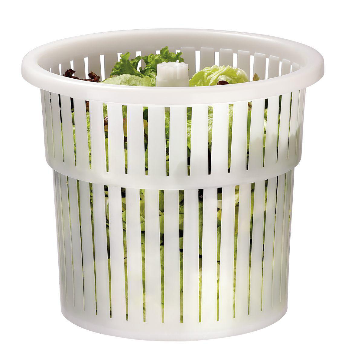 Ein weißer Salatschleuder gefüllt mit grünem Salat. Die Schleuder hat ein geschlitztes Design und einen Griff. Der Hintergrund ist weiß.