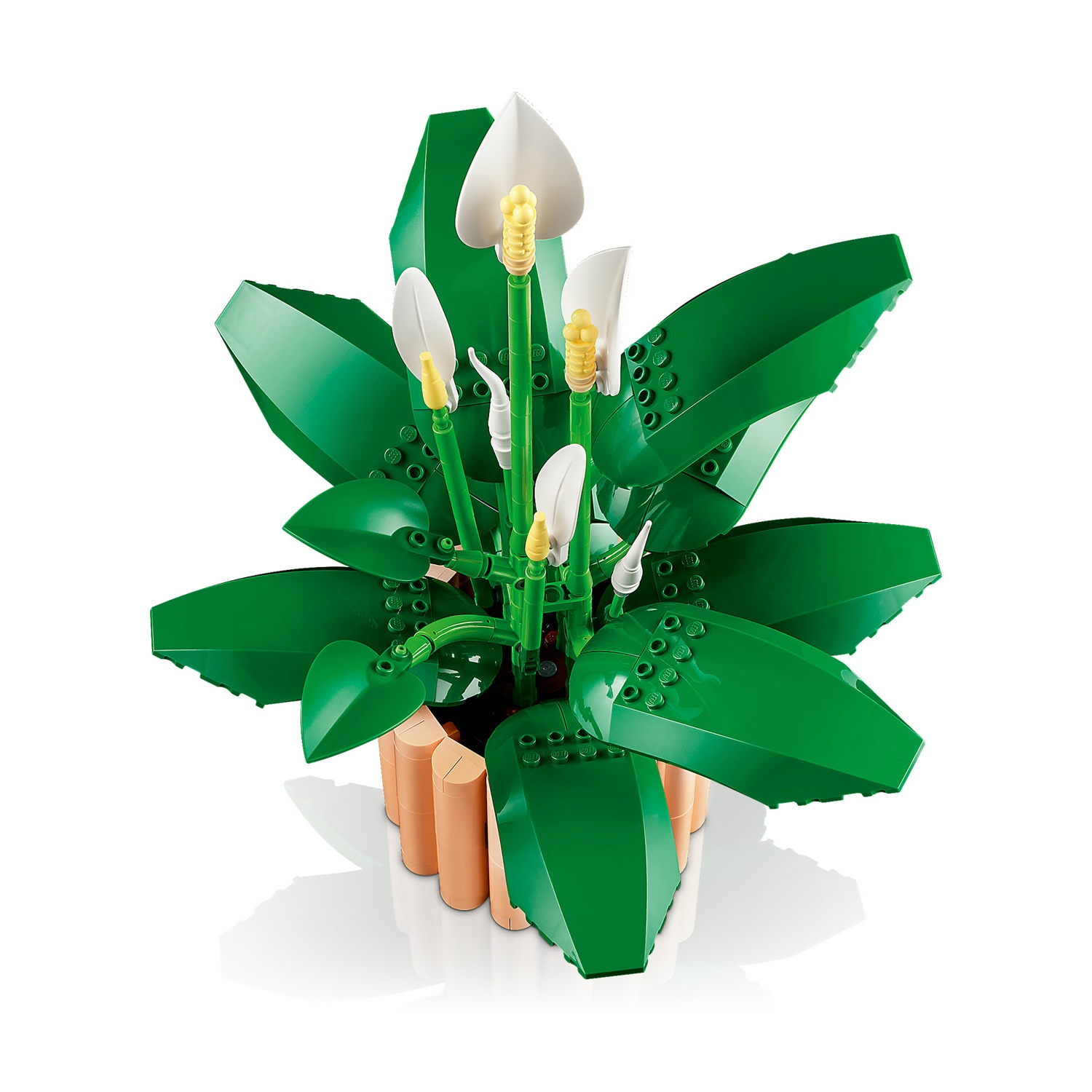Una pianta Lego con grandi foglie verdi e fiori bianchi in un vaso simile al legno. Lo sfondo è bianco.