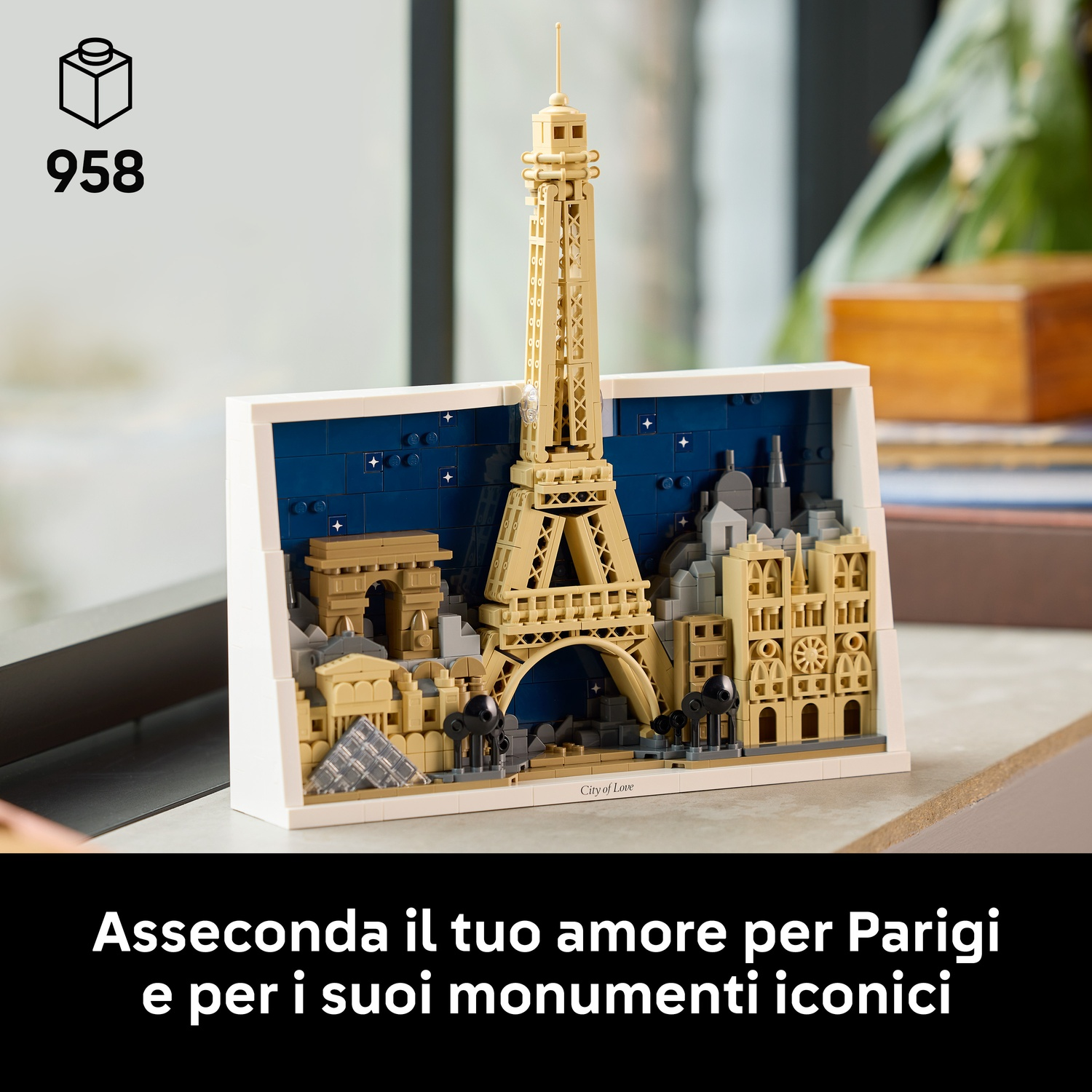 Un modello Lego dei monumenti di Parigi è incorniciato in bianco. La Torre Eiffel, l'Arco di Trionfo e altri edifici sono visibili.