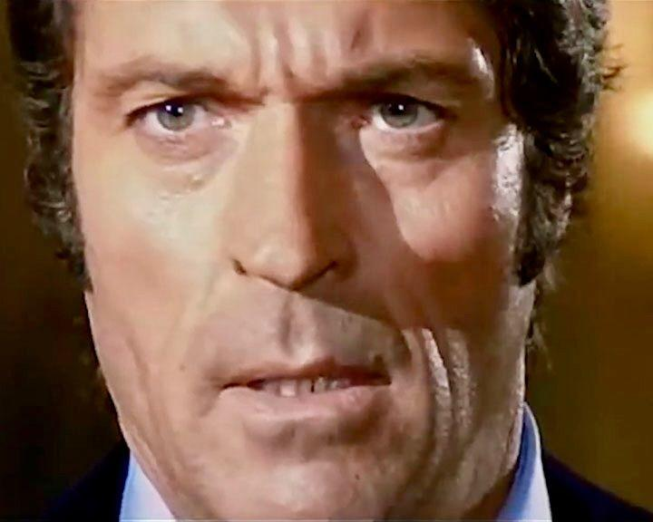 Nahaufnahme eines Mannes, der den Betrachter direkt mit ernstem Blick ansieht. Dunkles Haar, helle Haut und fokussierte Augen.