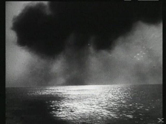 Schwarz-Weiß-Bild des Meeres. Dunkle Wolken ziehen über dem Horizont auf. Das Wasser reflektiert Licht.