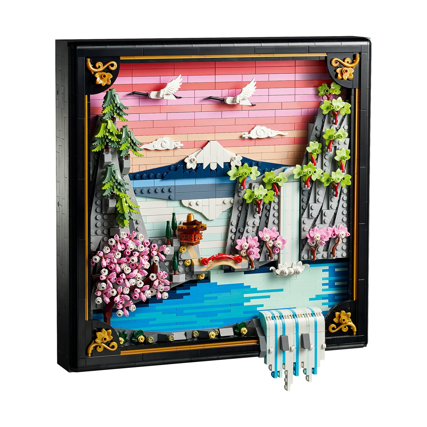 Diorama Lego di un paesaggio giapponese. Include una montagna, una cascata, alberi, un ponte e uccelli. Scena costruita con mattoncini e cornice nera.