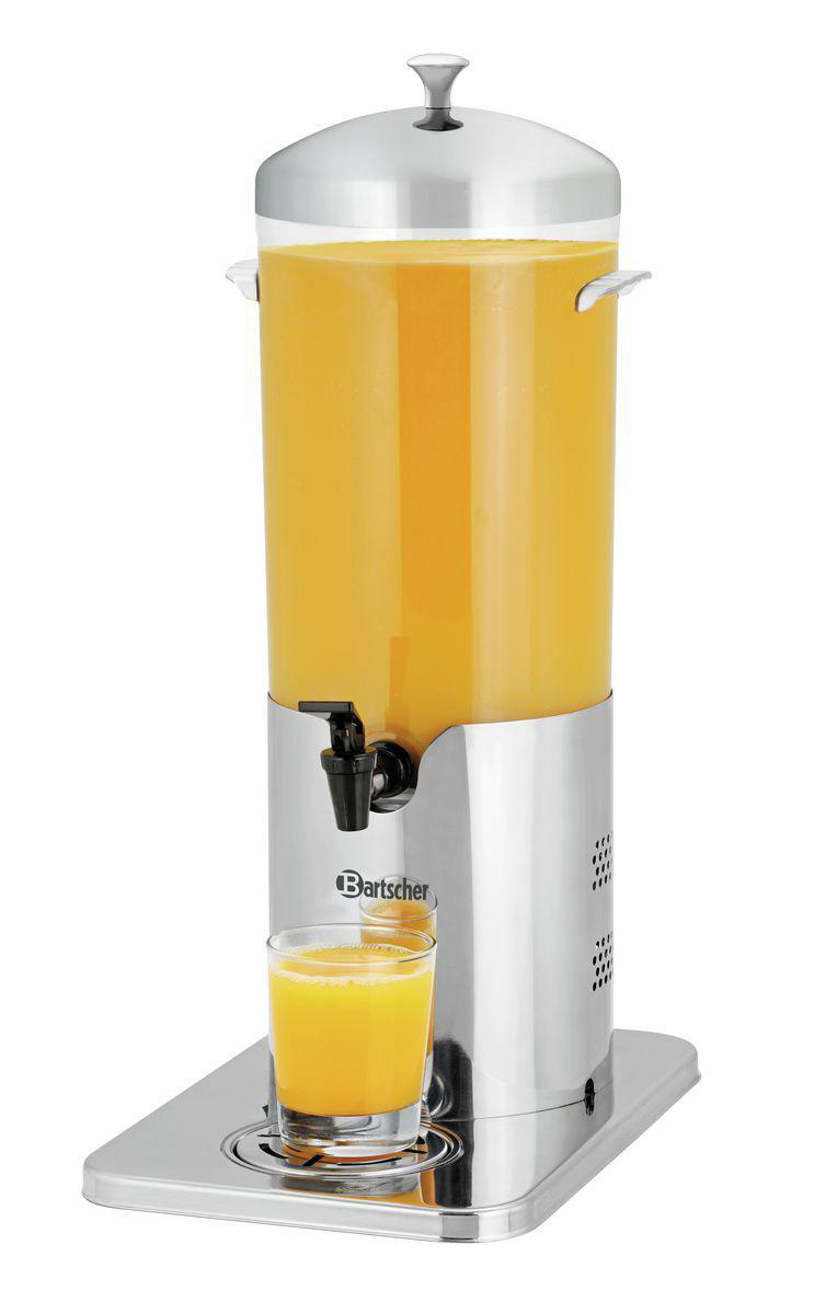 Ein Saftspender mit Orangensaft, einem Glas Saft und einem silbernen Sockel. Der Spender hat einen Wasserhahn und einen silbernen Deckel.