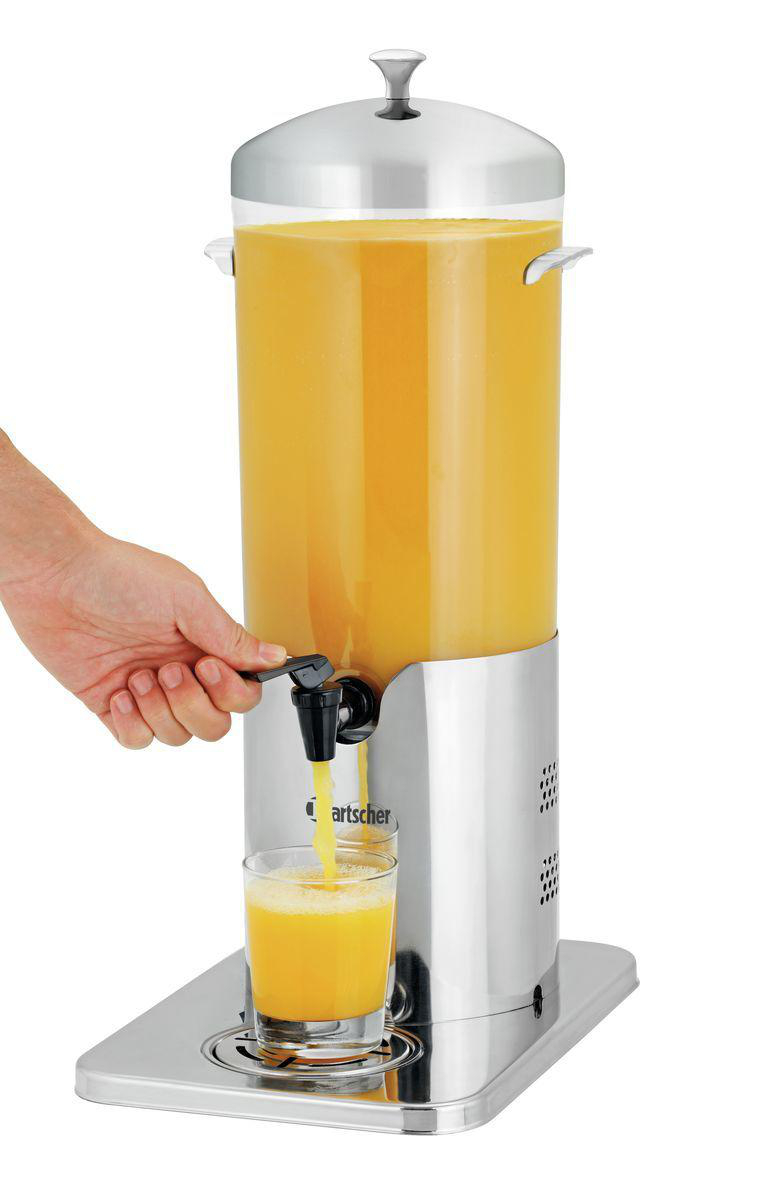 Eine Hand gibt Orangensaft aus einem Spender in ein Glas ab. Der Spender ist silbern und enthält einen Behälter mit Saft.
