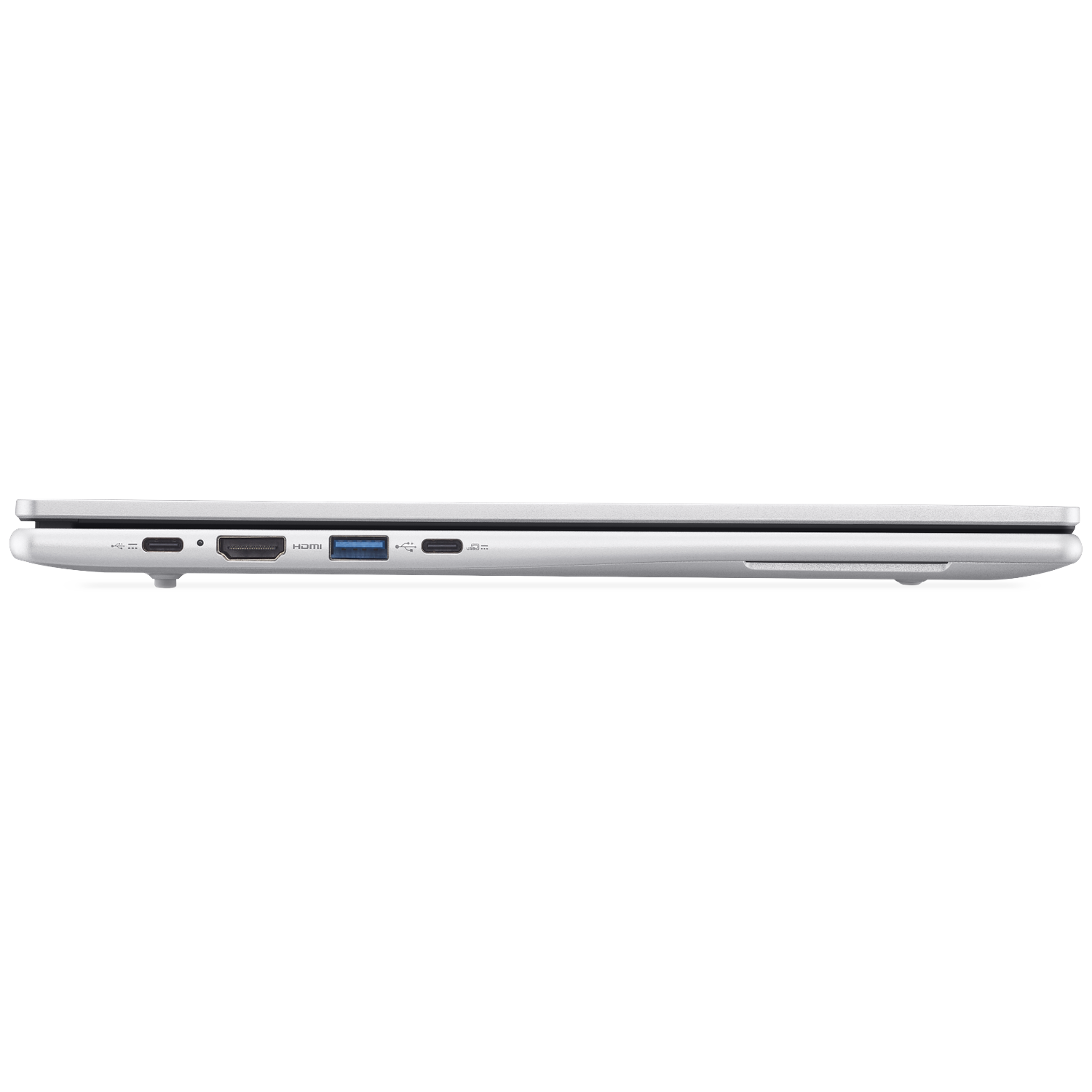 Zijaanzicht van een zilveren laptop. Zichtbare poorten zijn USB, HDMI en oplaadpoorten. De laptop is gesloten tegen een witte achtergrond.