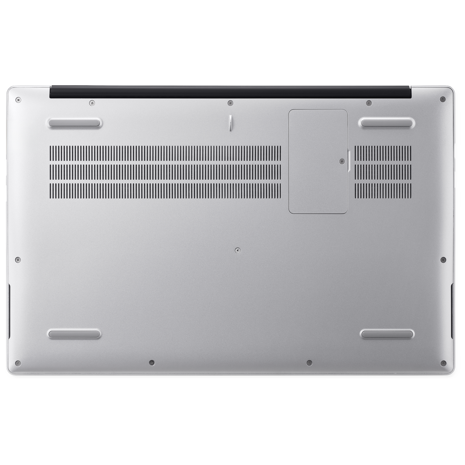 De onderkant van een zilveren laptop. Zichtbaar zijn ventilatieopeningen, schroeven en een klepje van het batterijcompartiment. Het oppervlak is glad en reflecterend.