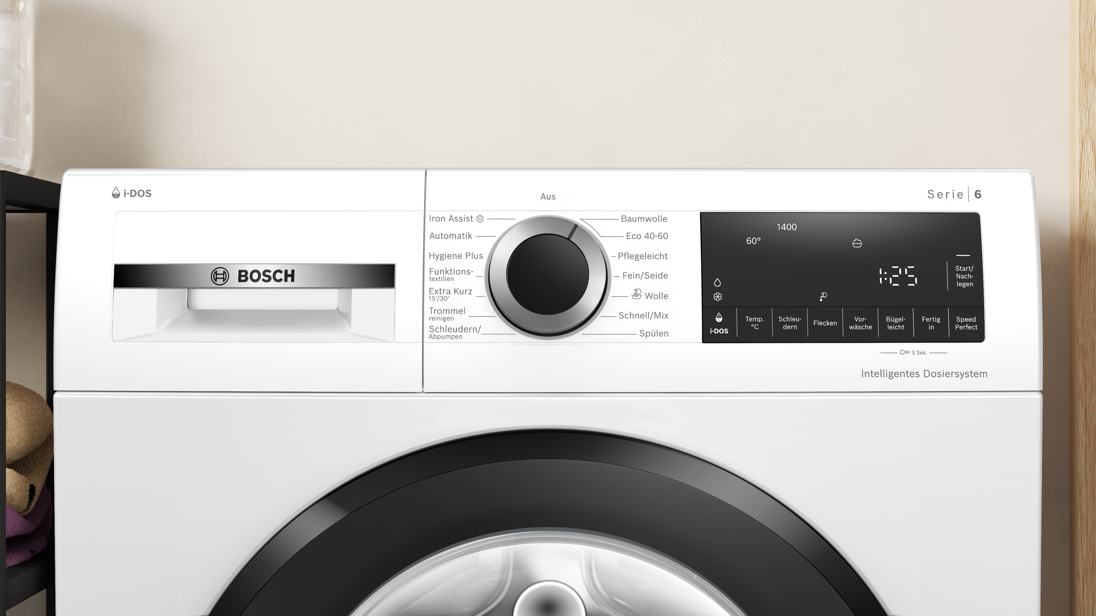 Weißes Bosch Waschmaschinen-Bedienfeld. Merkmale: Programmwähler, Digitalanzeige und verschiedene Tasten.
