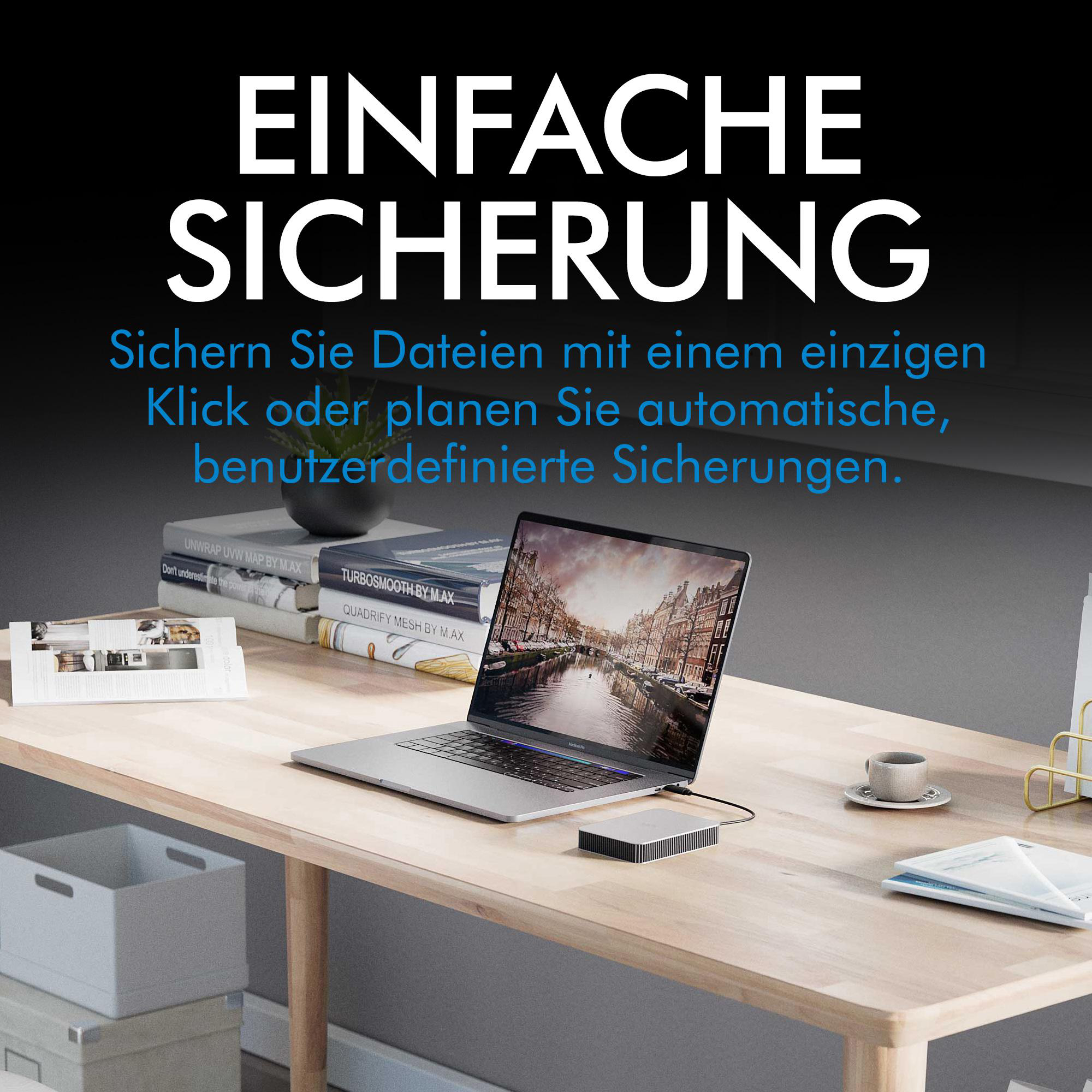 Laptop auf einem Holztisch. Text sagt 'Einfache Sicherung'. Bücher und eine Kaffeetasse sind ebenfalls vorhanden.