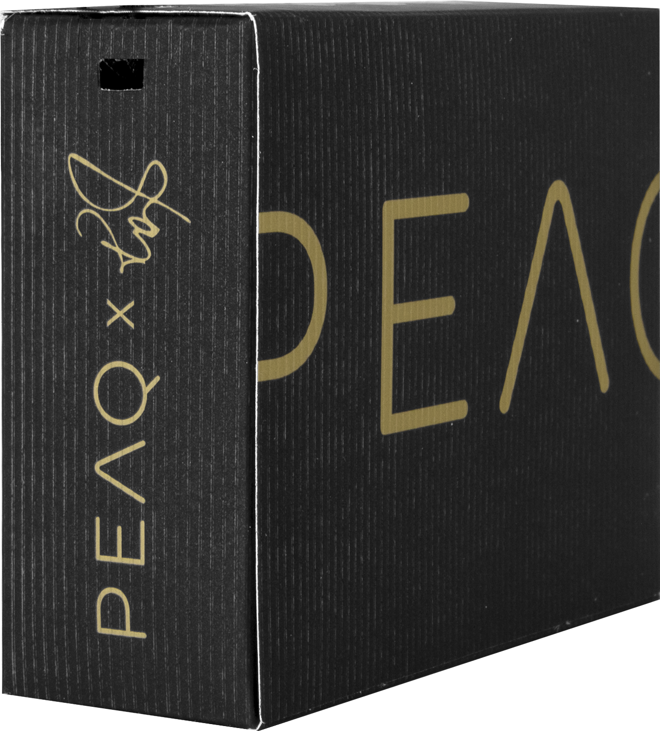 Fekete doboz arany betűkkel: PEAQ x Jof. A doboz texturált felületű, tetején egy kis lyukkal.