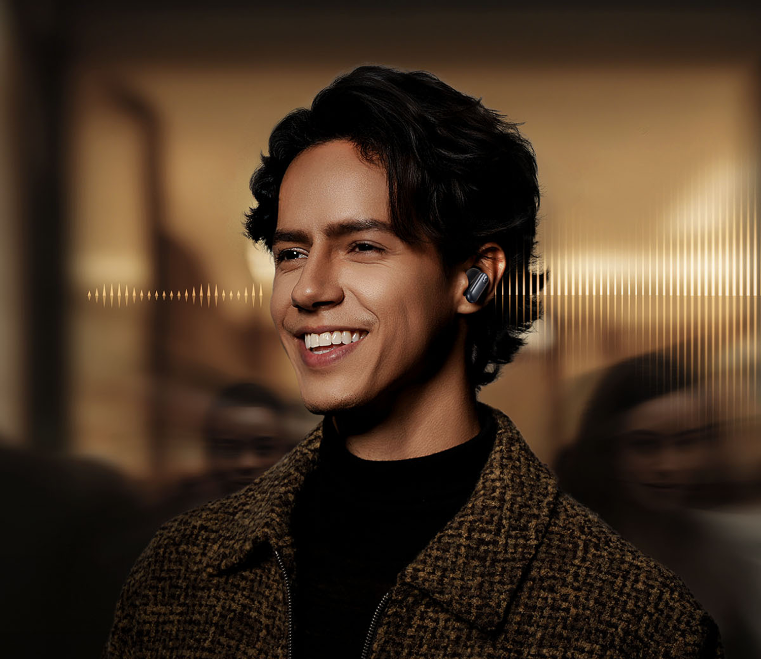 Un hombre sonriente con auriculares, con una chaqueta marrón, con gráficos de ondas de sonido y un fondo borroso de personas.