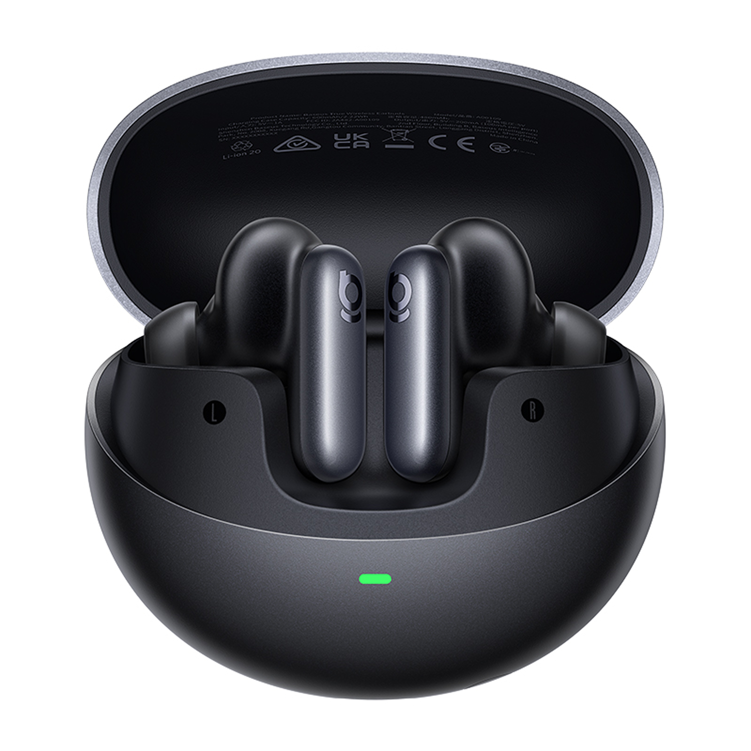 Auriculares negros en un estuche de carga. El estuche está abierto, mostrando los auriculares y una luz verde. El fondo es blanco.
