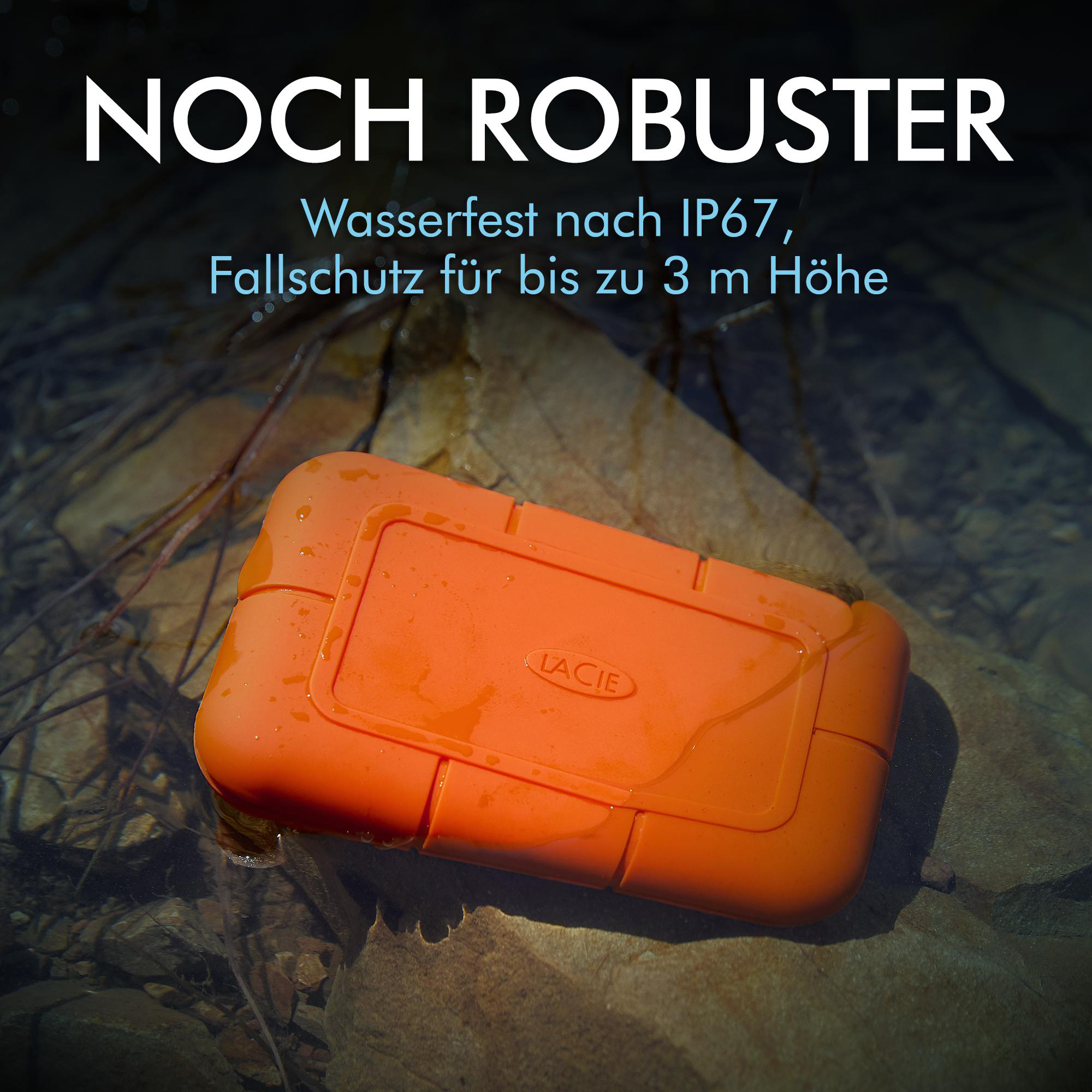 Eine orangefarbene LaCie-Festplatte im Wasser, auf einer felsigen Oberfläche. Der Text oben lautet 'NOCH ROBUSTER'.