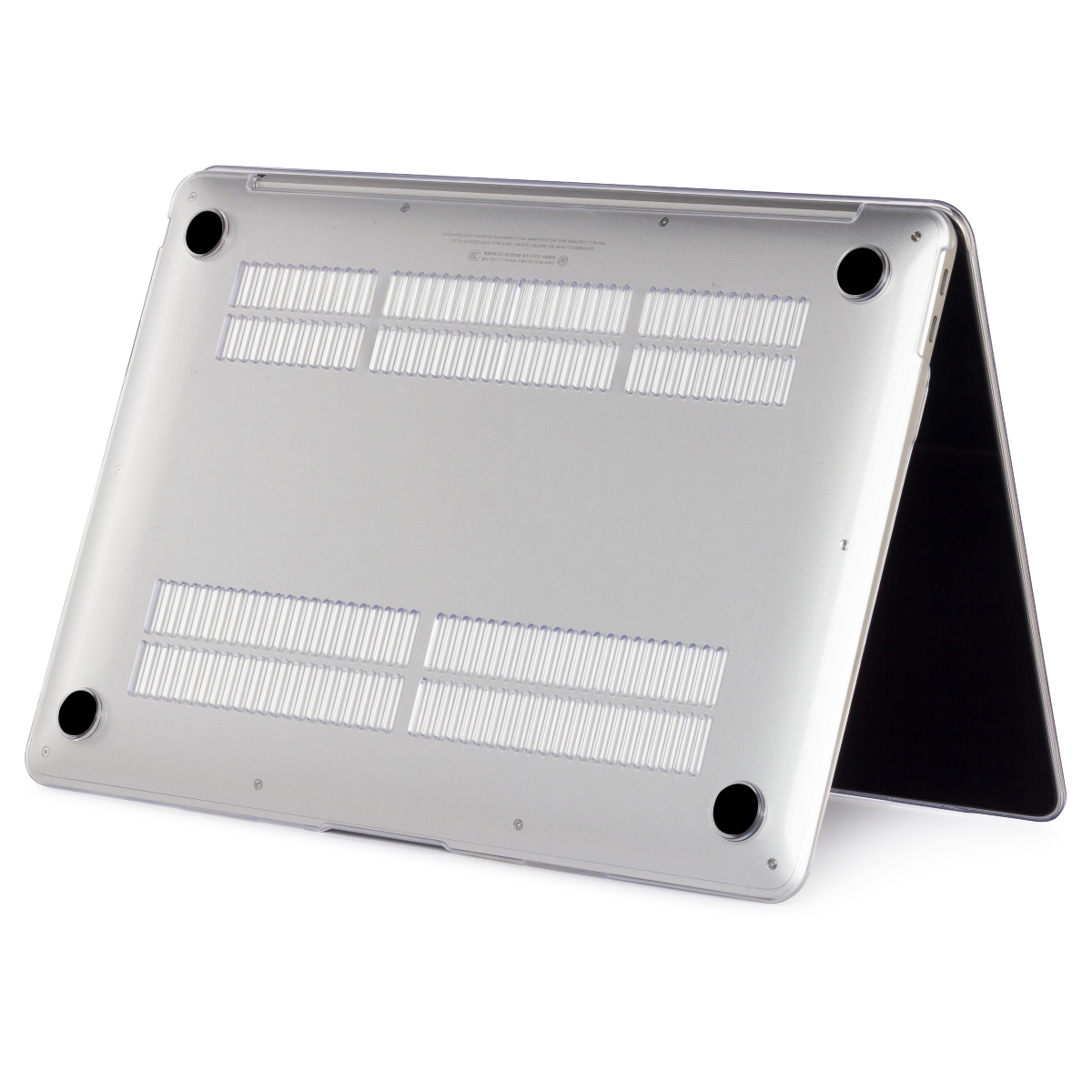 Havalandırma yuvalarına ve siyah kauçuk ayaklara sahip gümüş dizüstü bilgisayar tabanı, siyah ekranlı beyaz bir yüzey üzerinde duruyor.