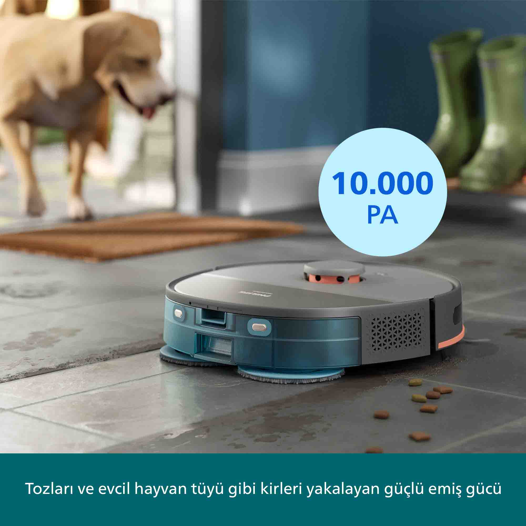 Karo zemin üzerinde bir robot süpürge. Arka planda bir köpek var. "10.000 PA" yazan bir daire görünür.