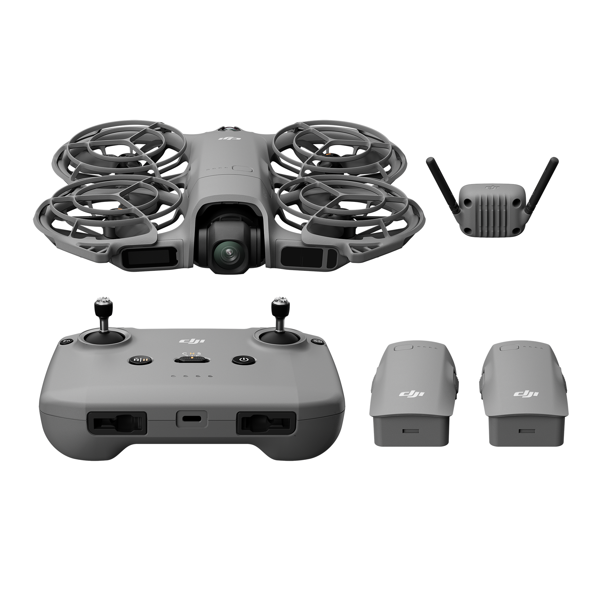 Pervaneli gri bir drone, uzaktan kumanda, iki pil ve bir alıcı. Tüm öğeler gri ve beyaz bir zemin üzerinde.