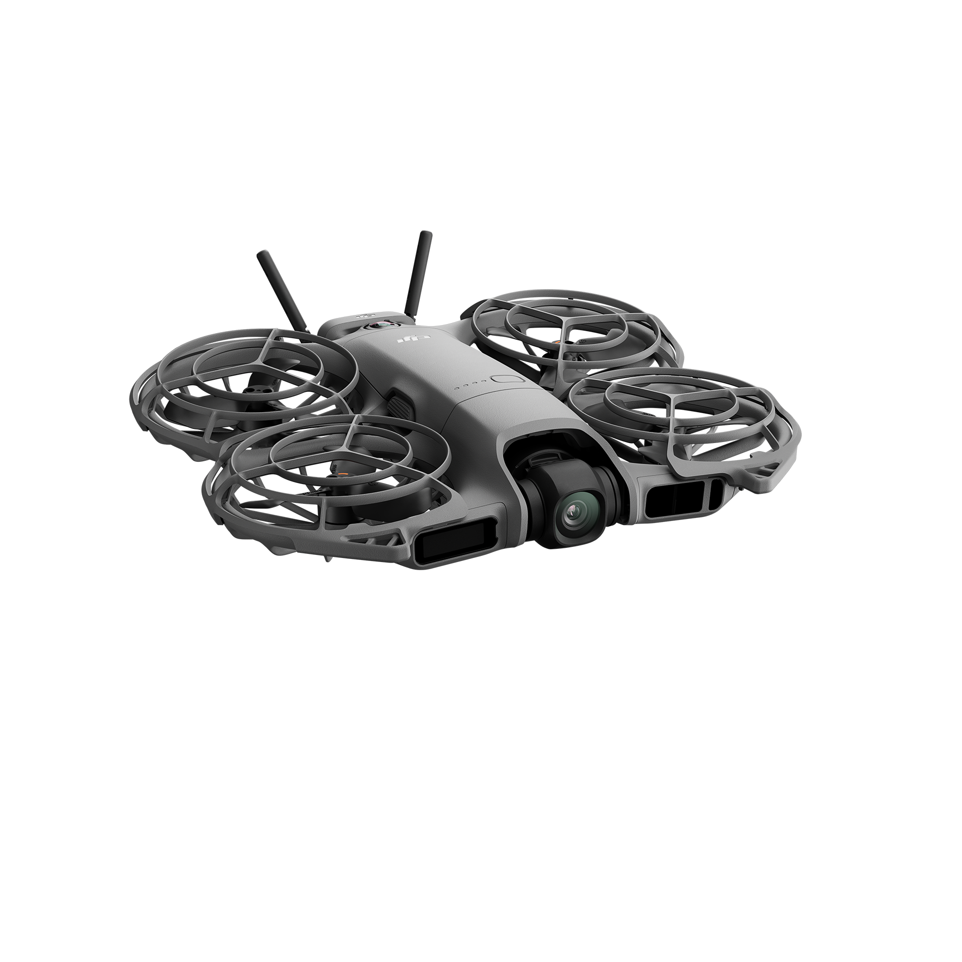 Önde bir kamerası, dört pervanesi ve koruma halkaları olan gri bir drone. İki anten görülüyor.