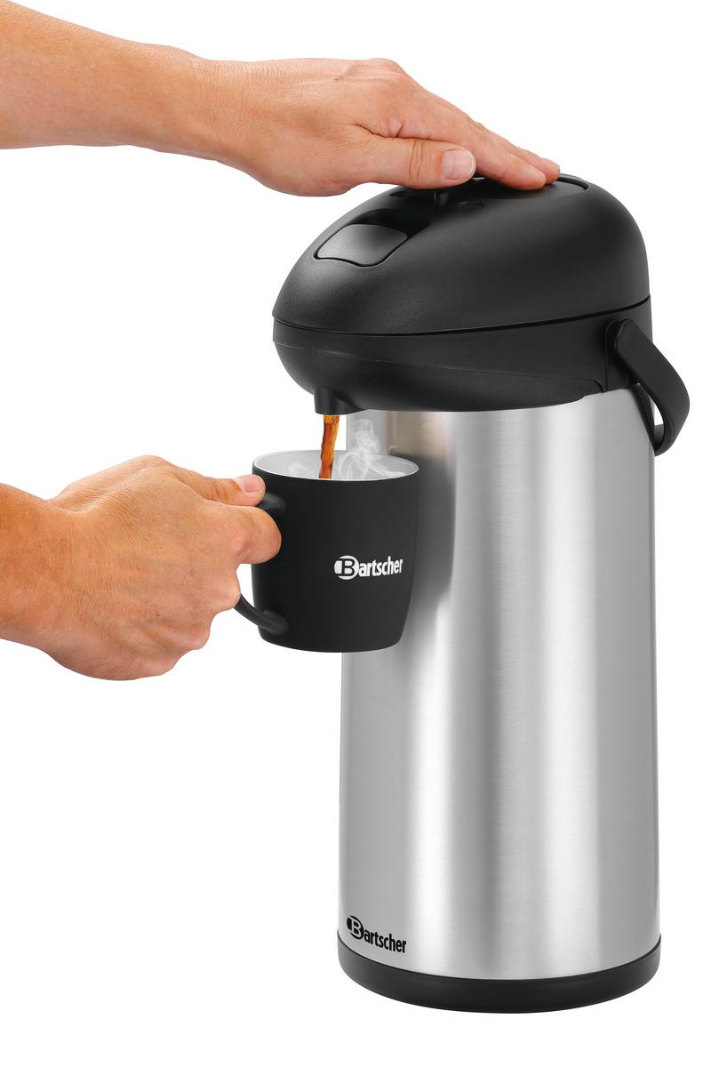 Eine Person gießt Kaffee aus einer schwarzen Thermoskanne in einen schwarzen Becher, beide mit der Aufschrift 'Bartscher'.
