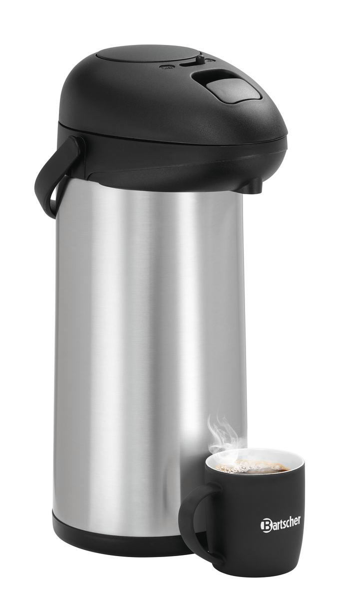 Eine Edelstahl-Thermoskanne mit schwarzem Deckel und Griff, neben einer schwarzen Tasse mit Kaffee und Dampf, Marke Bartscher.
