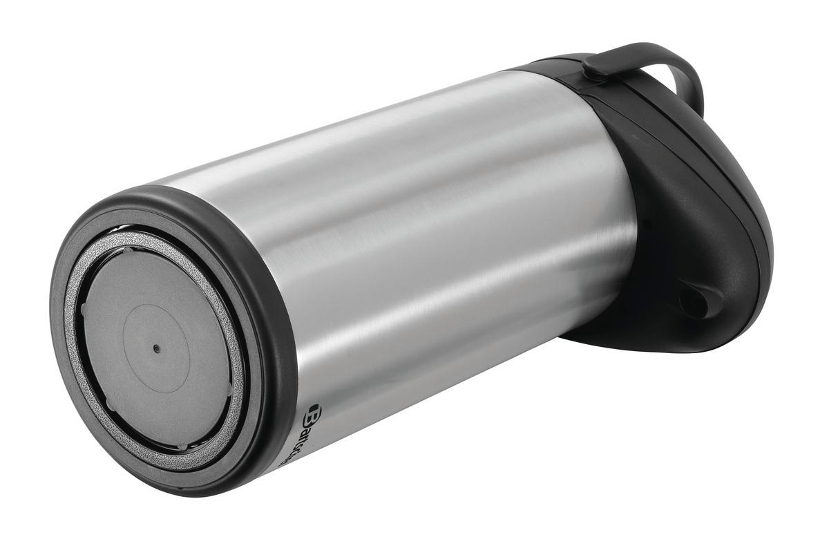 Eine metallische Thermosflasche mit schwarzem Deckel und Griff. Der Boden ist schwarz mit kreisförmigem Design.