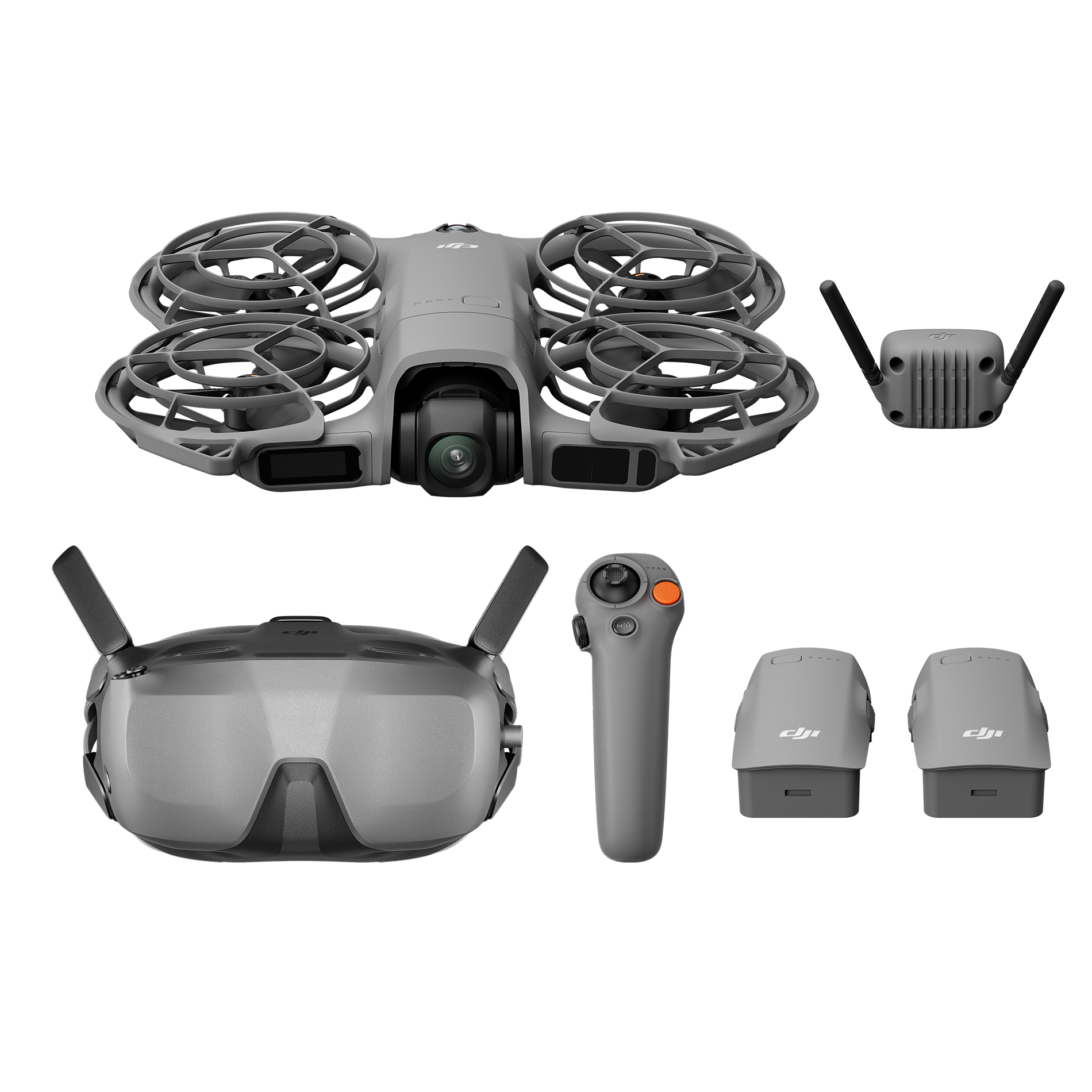 Gri bir drone, gözlük, uzaktan kumanda ve piller. Drone'nun dört pervanesi var. Uzaktan kumandada turuncu bir düğme var.
