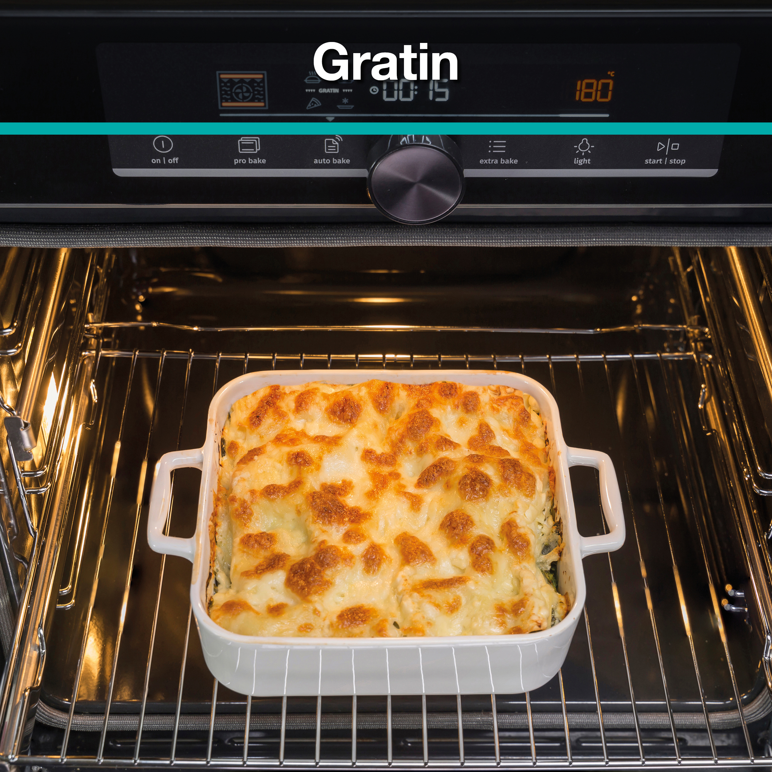 Sütő gratinnal. A sütő 180 fokot mutat. A gratin egy fehér tálban van. A Gratin szó látható.