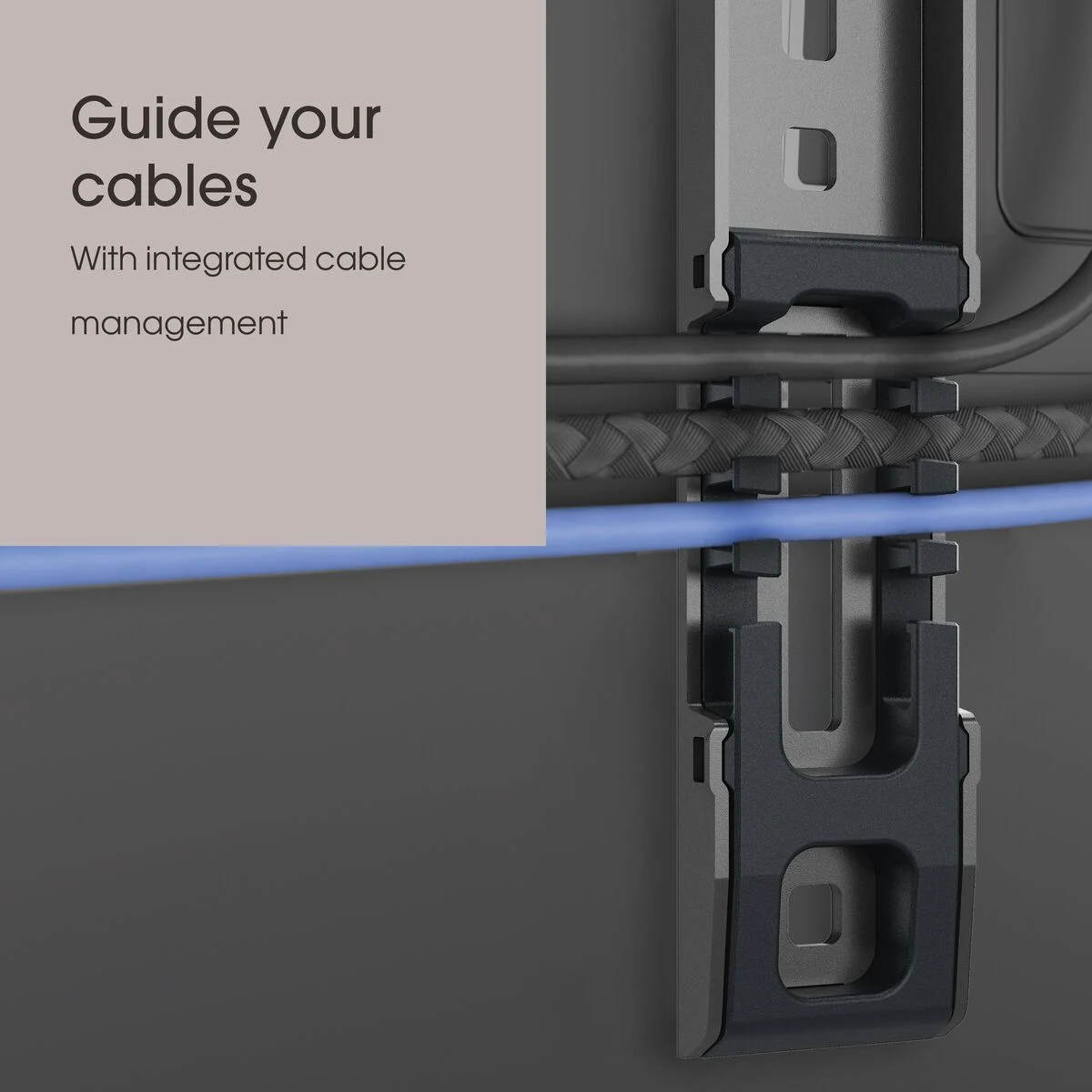 Kabelmanagementsystem. Schwarze Halterungen halten Kabel. Geflochtenes Kabel und blaues Kabel verlaufen durch das System. Text: Führen Sie Ihre Kabel.