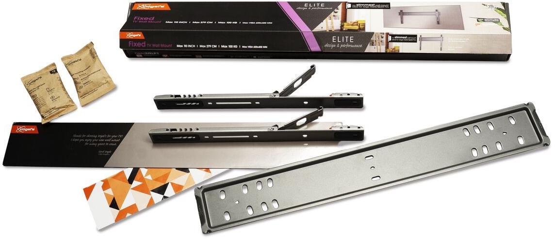 TV-Wandhalterungs-Kit mit mehreren Komponenten: Halterungen, Montageplatten und Verpackung. Enthält Produktinformationen und Anweisungen.