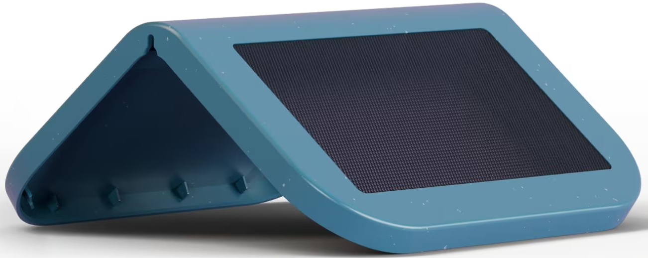 Un supporto blu angolato con uno schermo a rete nero. È su sfondo bianco. Il supporto ha la forma di una casa.