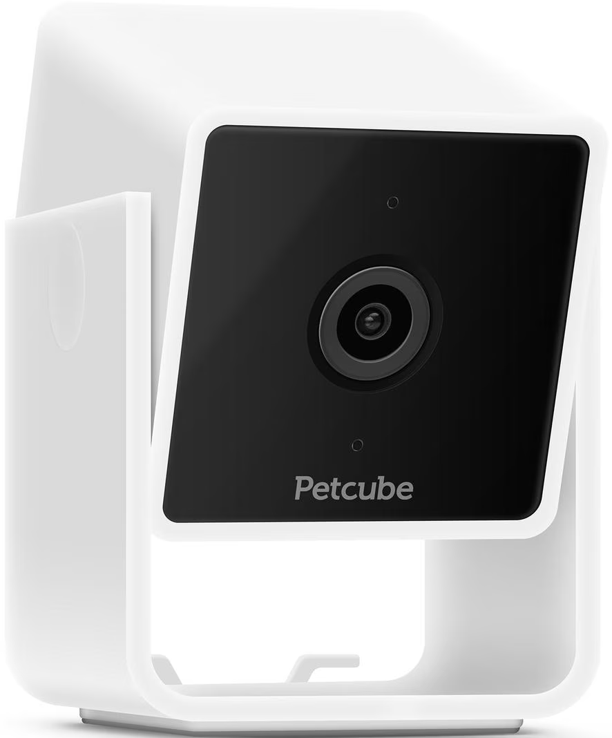 Una telecamera Petcube bianca. Ha un fronte quadrato nero con un obiettivo e il marchio. Il dispositivo è in un telaio bianco.