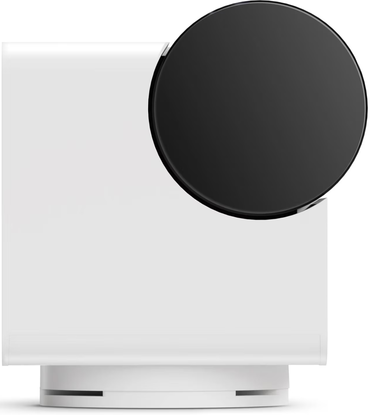 Un dispositivo bianco con un componente nero e circolare in alto a destra. Poggia su una base bianca con una fessura orizzontale.