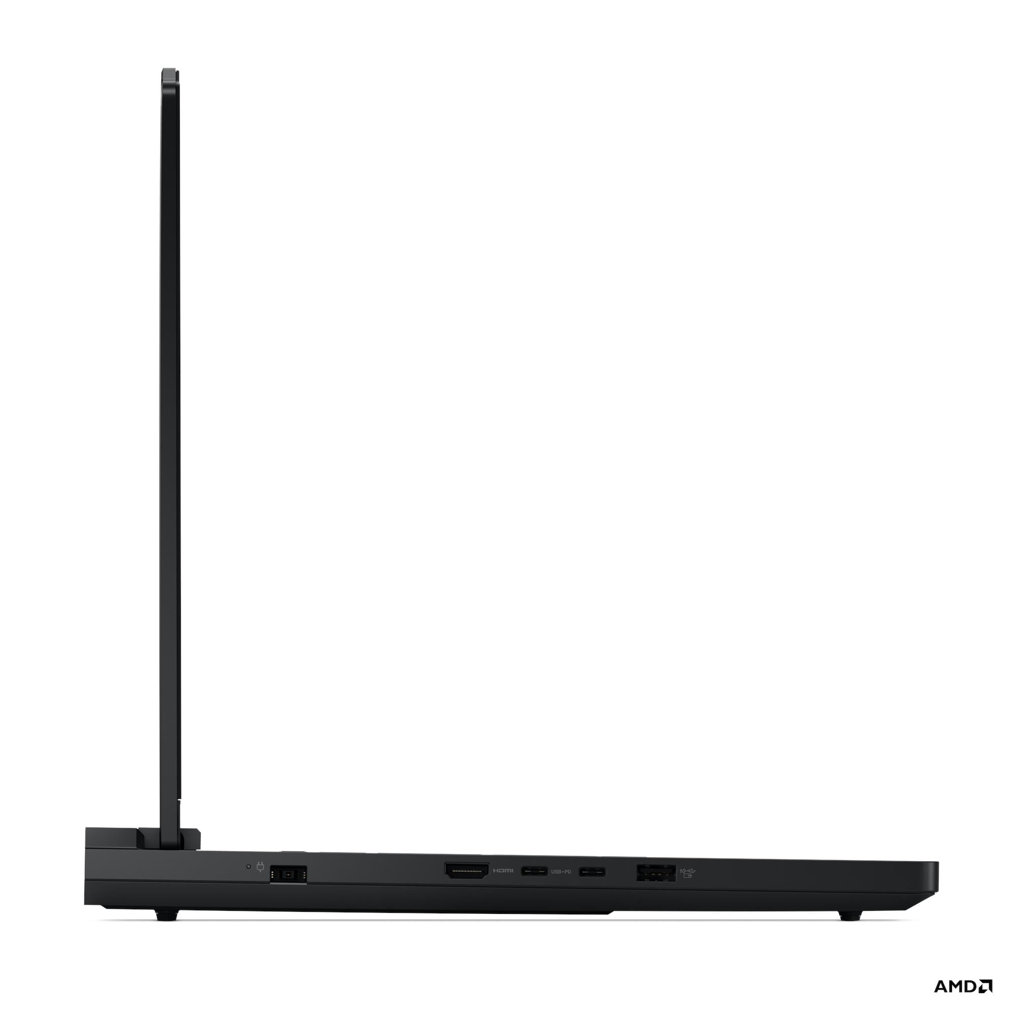 Seitenansicht eines schwarzen Laptops auf weißem Hintergrund. Der Bildschirm ist geöffnet. Anschlüsse sind sichtbar.