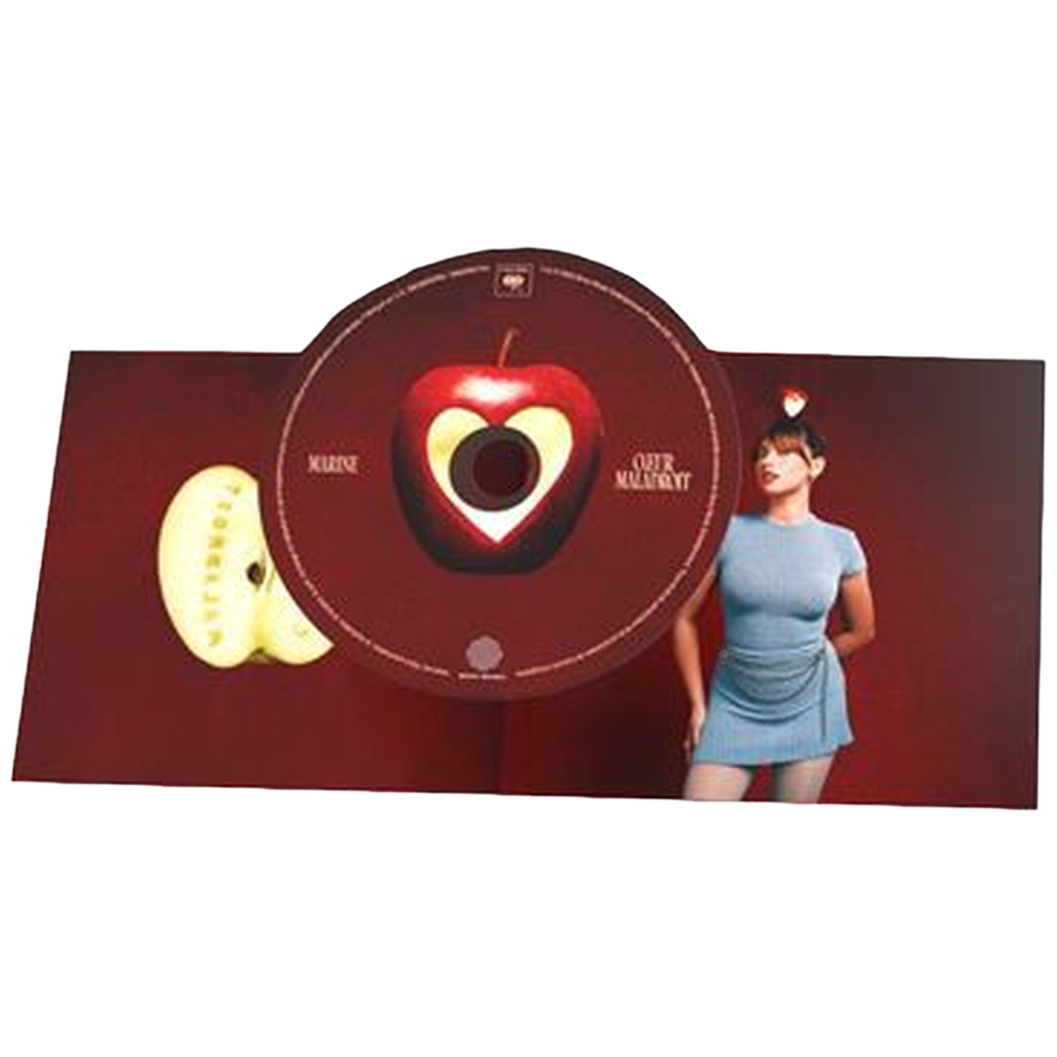 CD-hoes. Rode achtergrond. Midden: CD met appelontwerp. Rechts: Vrouw in blauwe jurk. Links: Appelsticker.