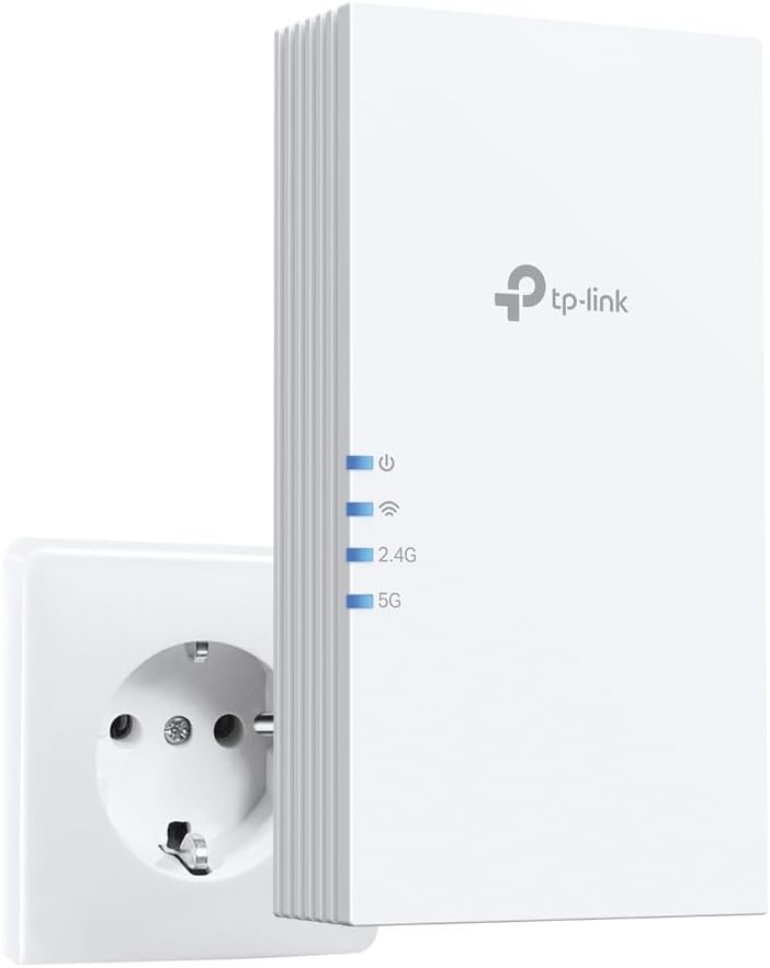 Ein weißer TP-Link-WLAN-Extender, der in eine Steckdose gesteckt ist. Er hat Statusleuchten und das TP-Link-Logo. Die Steckdose ist ebenfalls weiß.