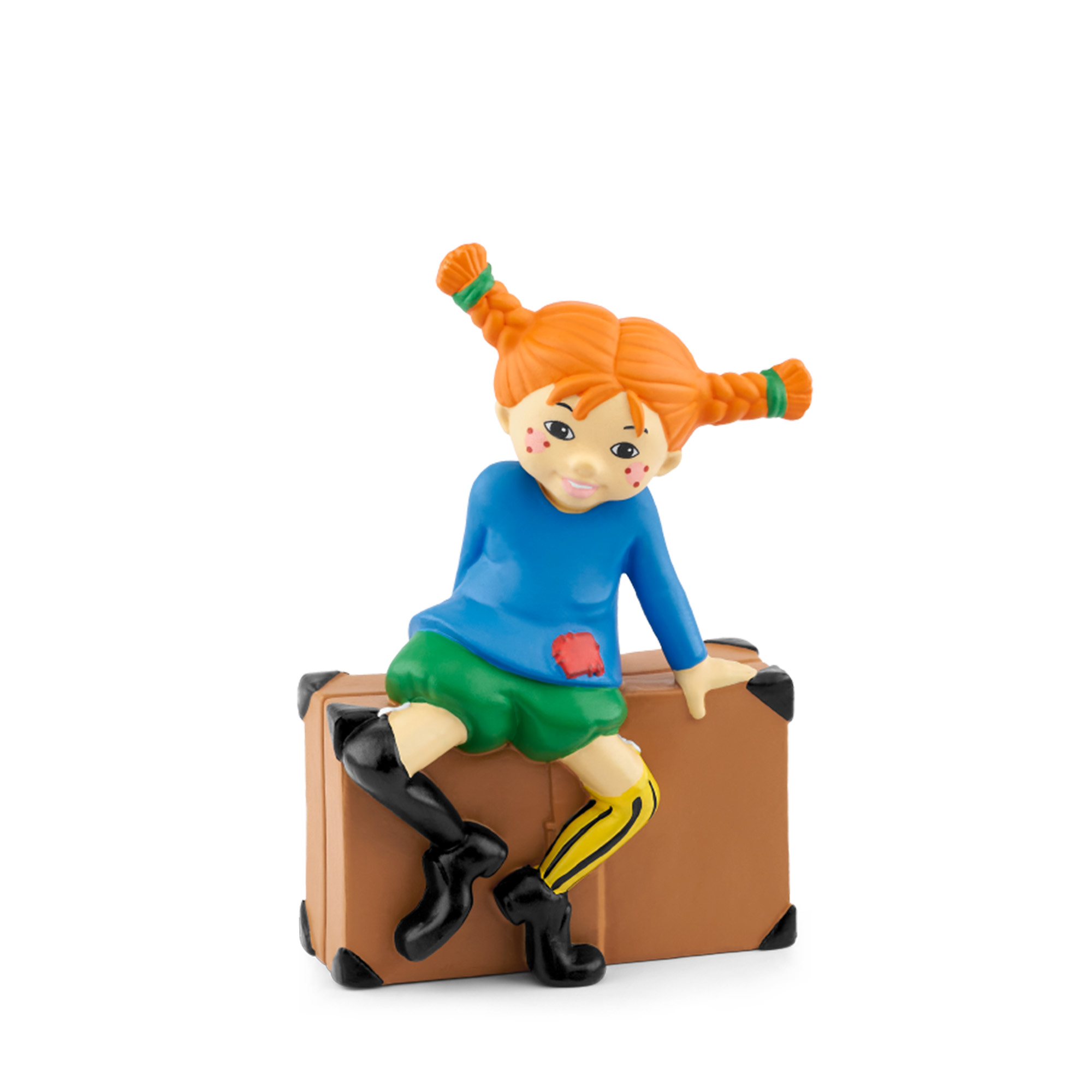 Eine Figur von Pippi Langstrumpf sitzt auf einem Koffer. Sie hat rote Zöpfe, ein blaues Hemd, grüne Shorts und unpassende Socken.