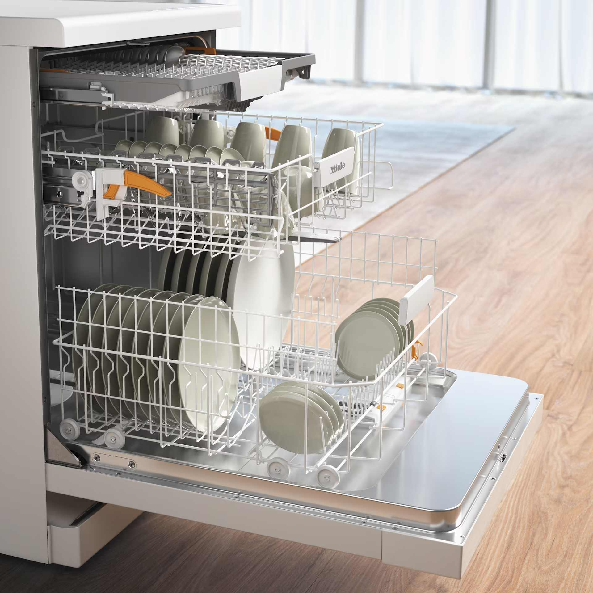 Lavavajillas con la puerta abierta, cargado con platos, tazas y utensilios. El interior es blanco y el exterior de acero inoxidable.
